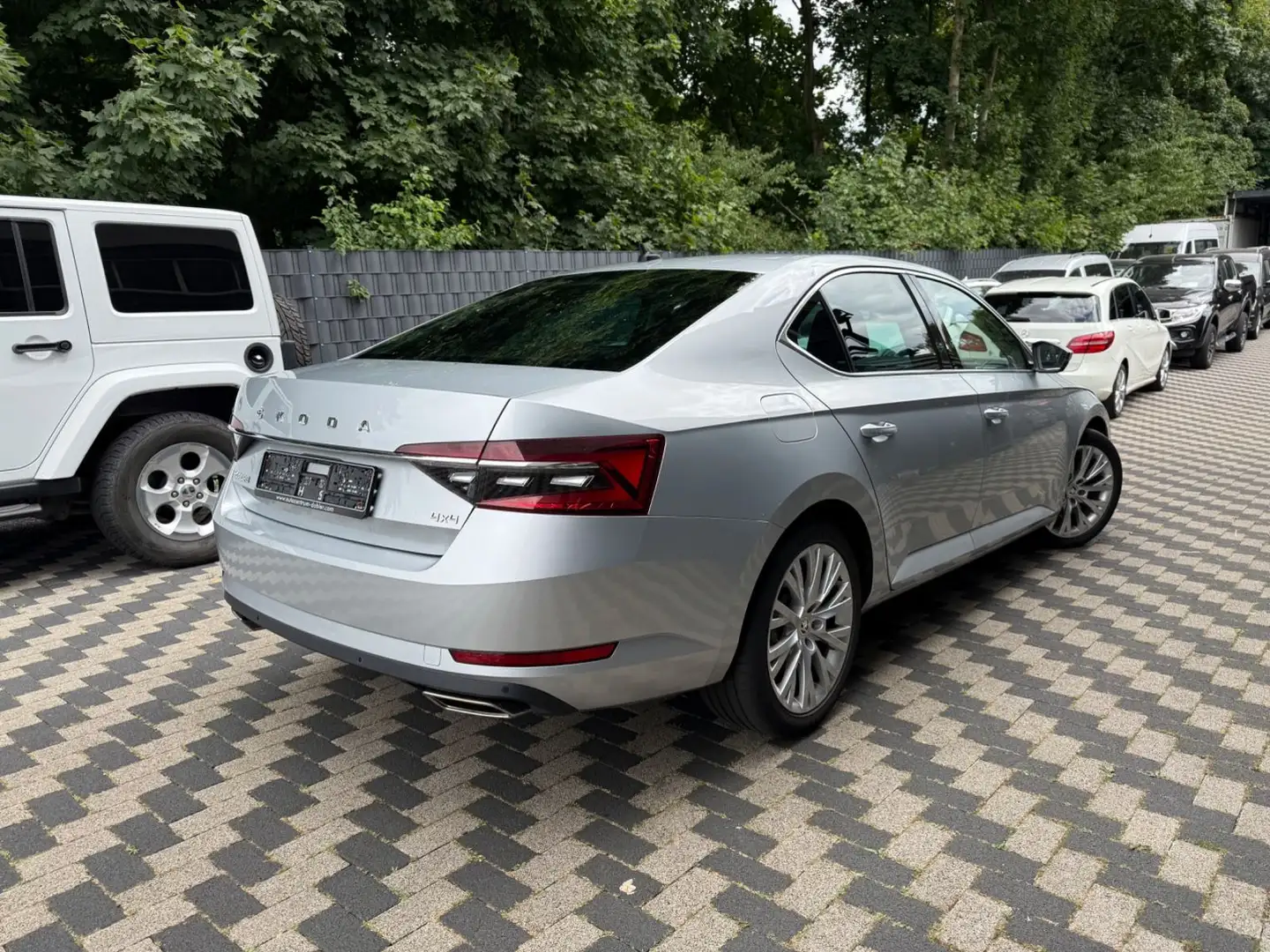 Skoda Superb Lim. Style 4x4 Navi Alcantara Memory Cant Silber - 2
