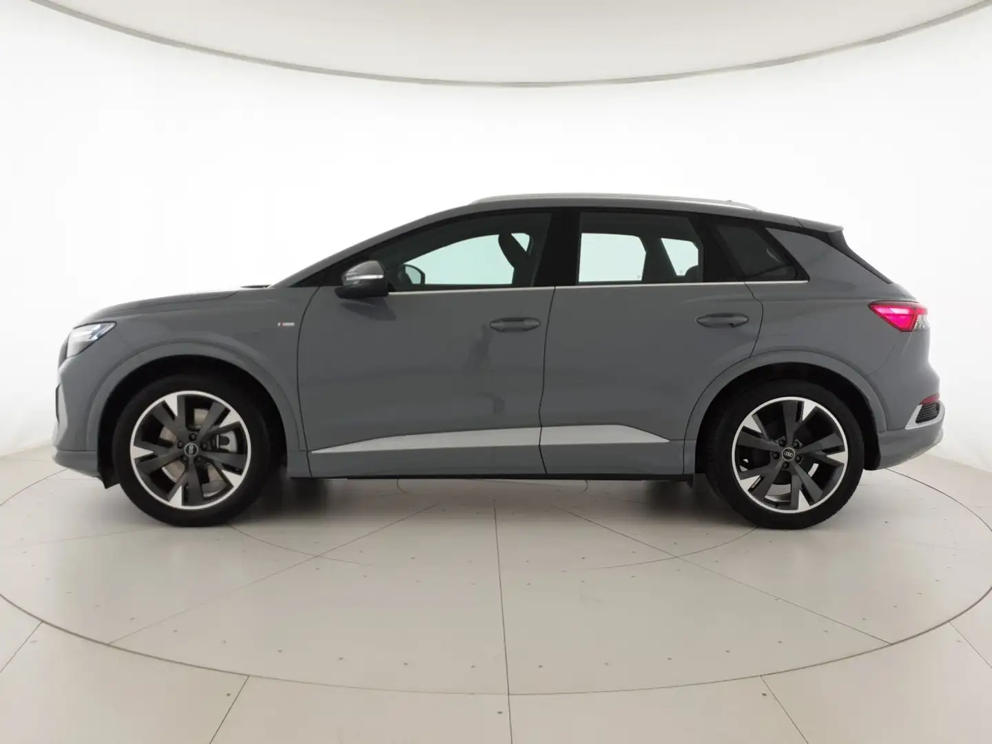 Audi Q4 e-tron 45 286CV S line Edition Grijs - 2