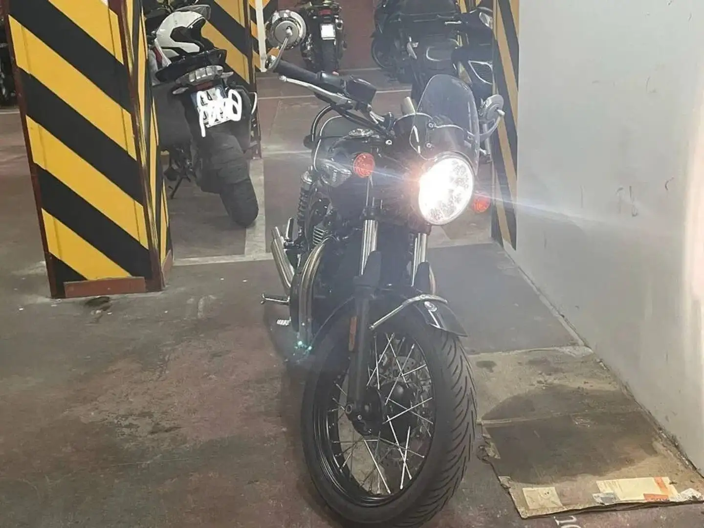 Triumph Bonneville T100 Nero - 2