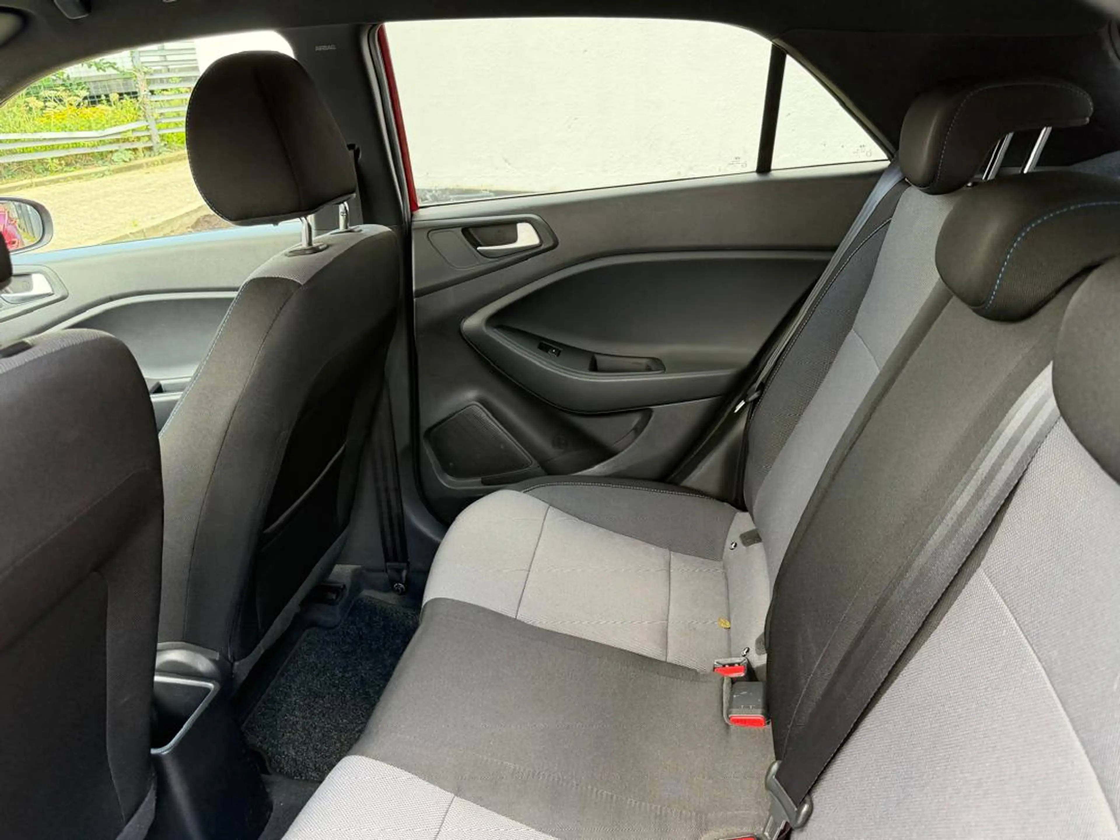 Hyundai i20 blue Passion — photo 11