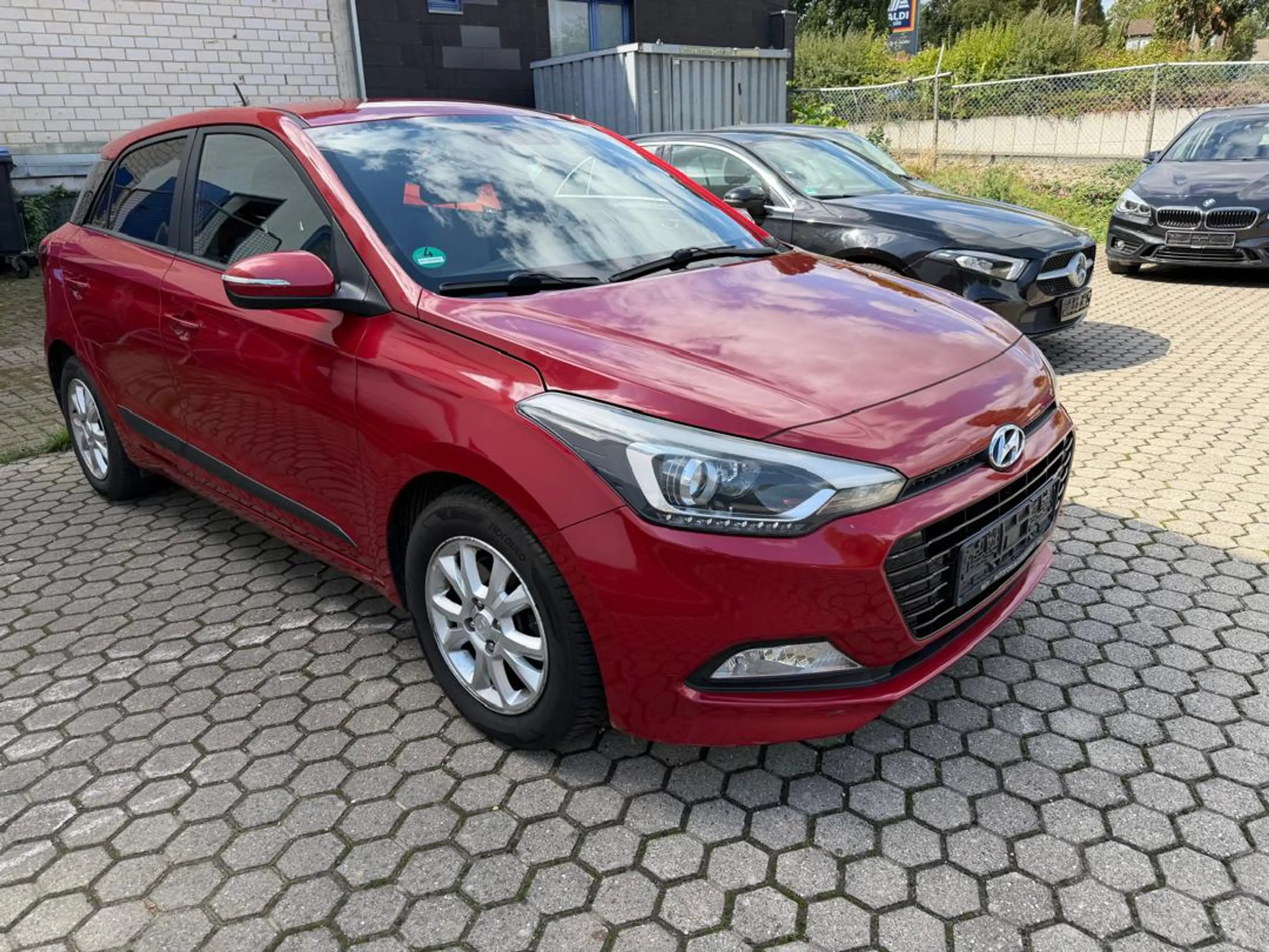 Hyundai i20 blue Passion — photo 2