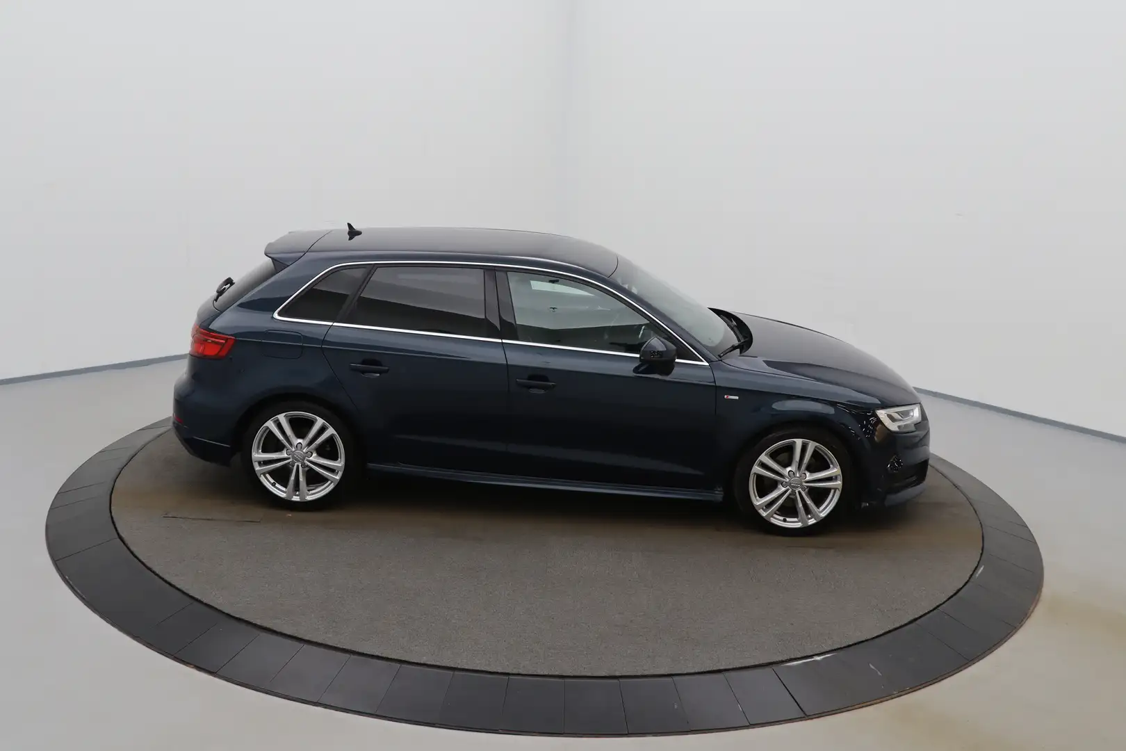 Audi A3 Sportback 35 TDi Business Ed. Sport S-Line S-Troni Bleu - 2