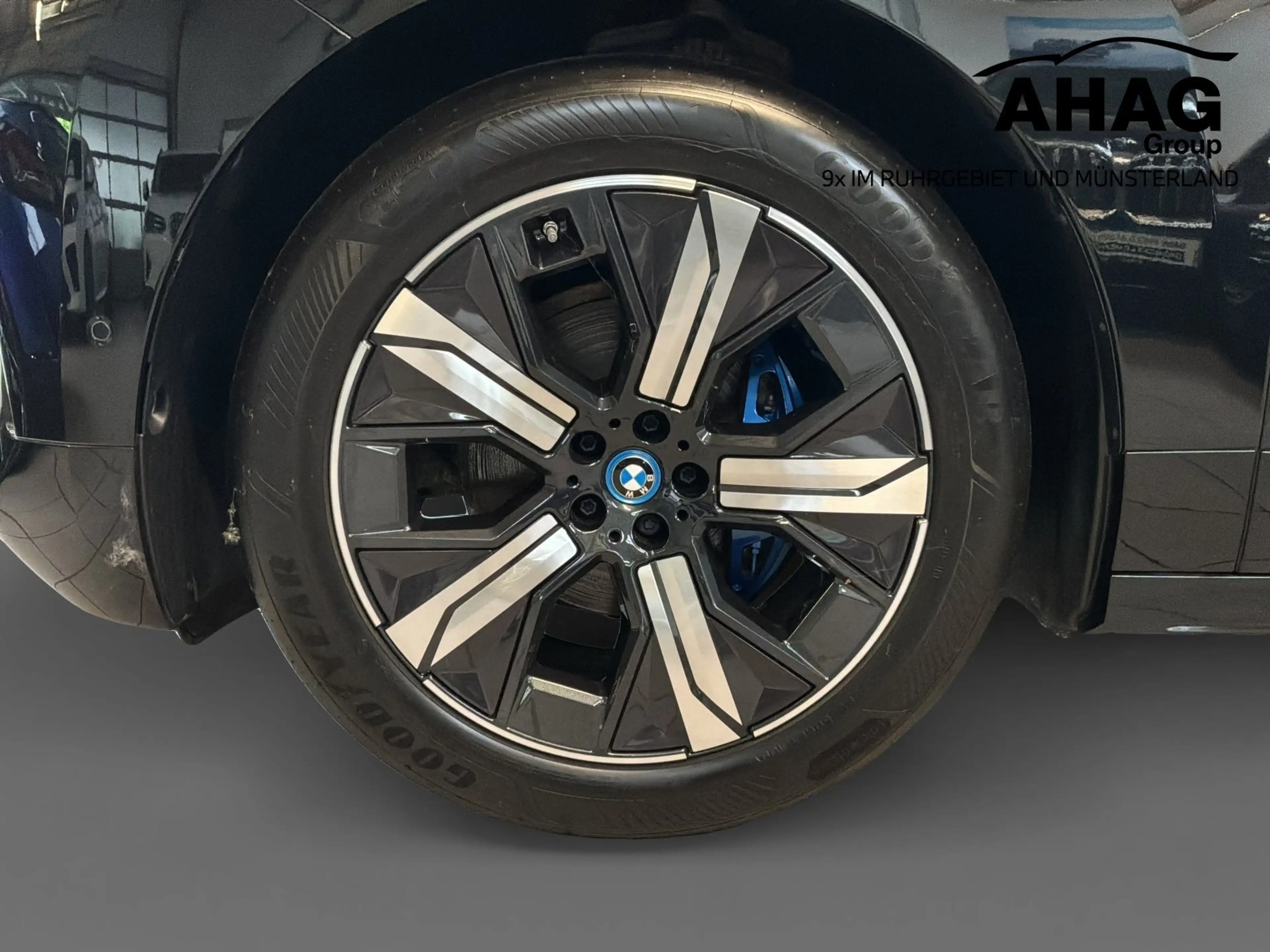 BMW iX xDrive40 — photo 12