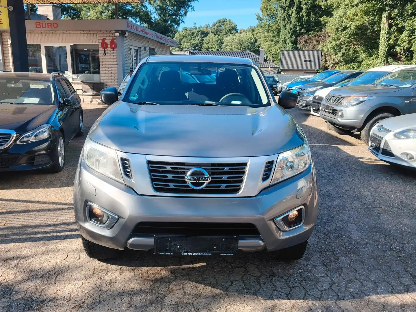 Nissan Navara NP300 Visia Double Cab 4x4 Grau - 2