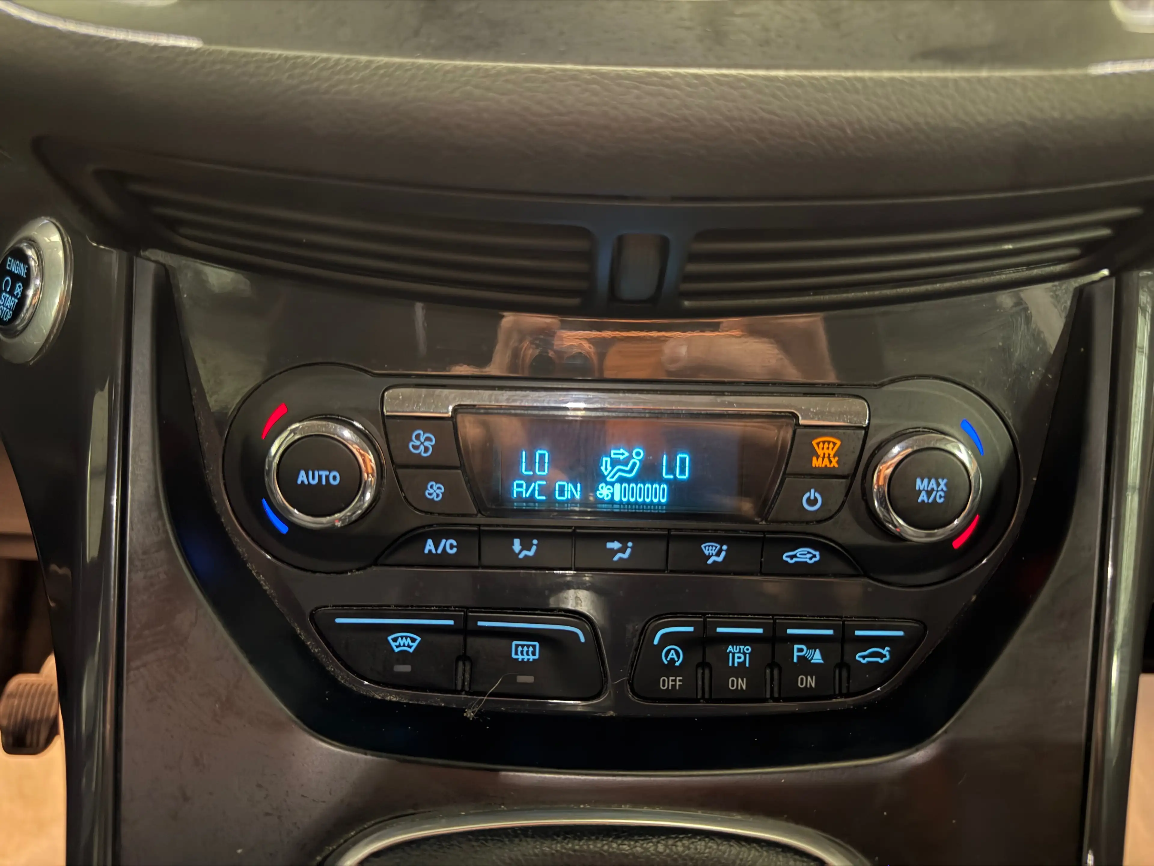Ford Kuga — photo 15