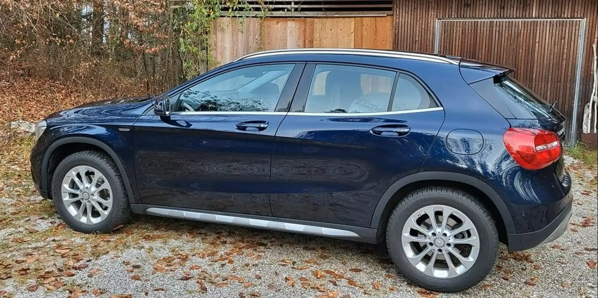 Mercedes-Benz GLA 200 GLA Diesel d 4Matic 7G-DCT Activity Edition Albastru - 1