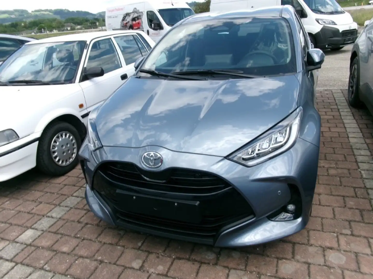 Toyota Yaris Yaris 1,5VVT-i HSD Teamplayer TECH !!! TOP DEAL Silber - 2