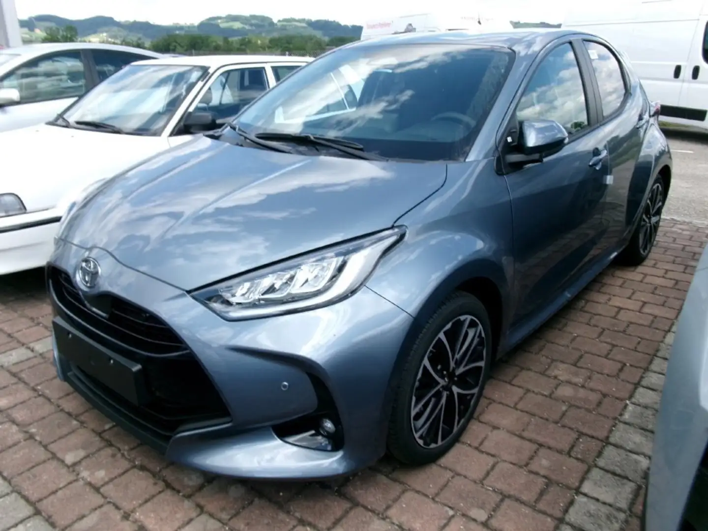 Toyota Yaris Yaris 1,5VVT-i HSD Teamplayer TECH !!! TOP DEAL Silber - 1