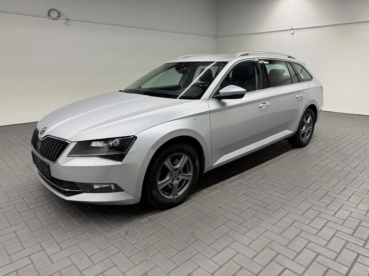 Skoda Superb Combi Bi-Xenon/Navi/SHZ/PDC/el.Heck/AHK Silber - 1