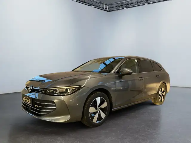 Volkswagen Passat view 2