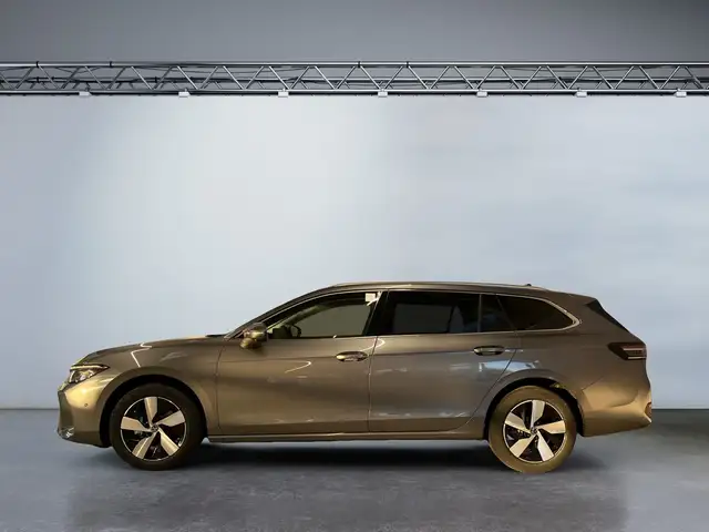 Volkswagen Passat view 3
