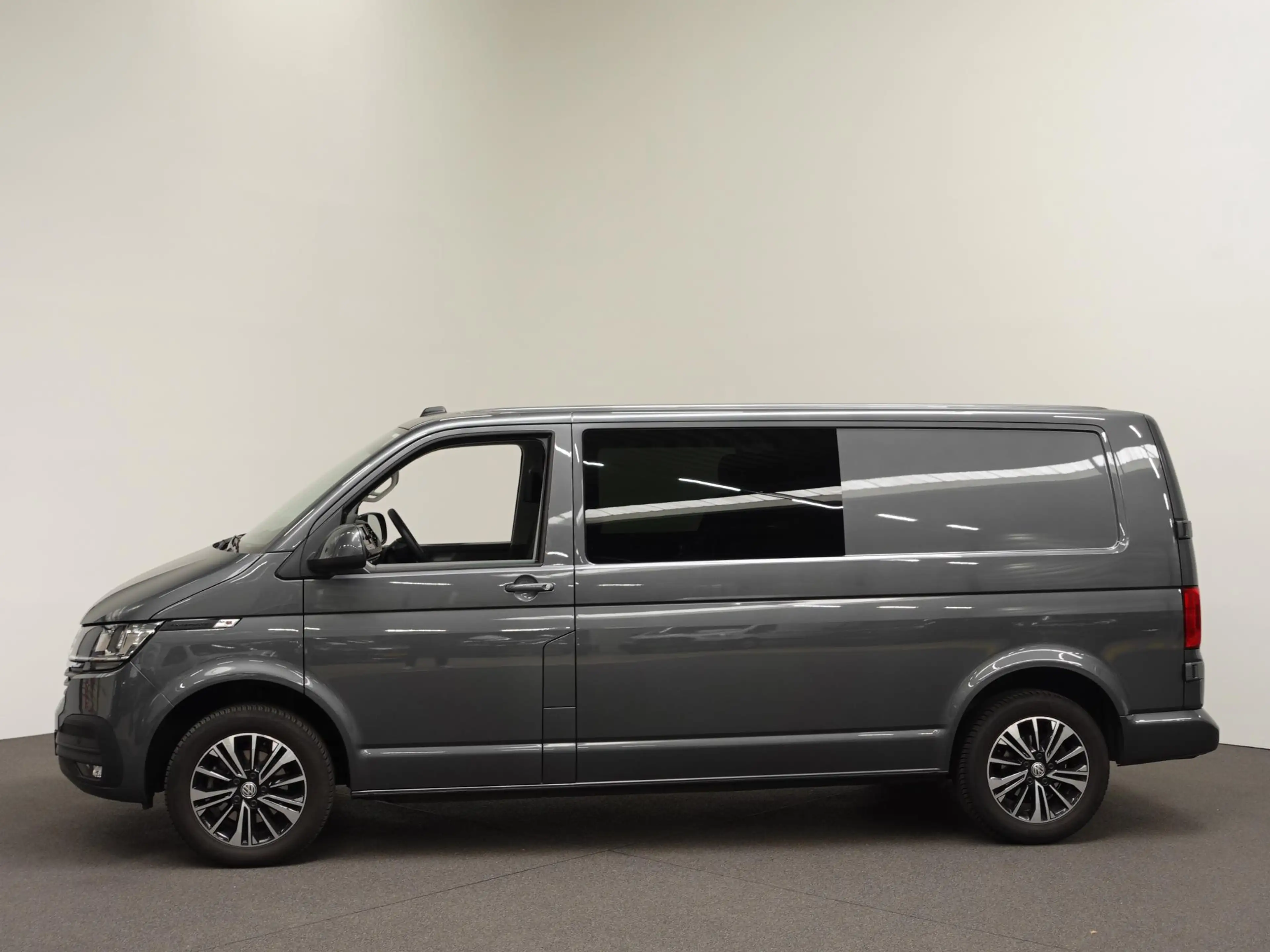 Volkswagen T6.1 Transporter 2.0 TDI L2H1 28 Highline Automaat Navi Airco Cruis — photo 4