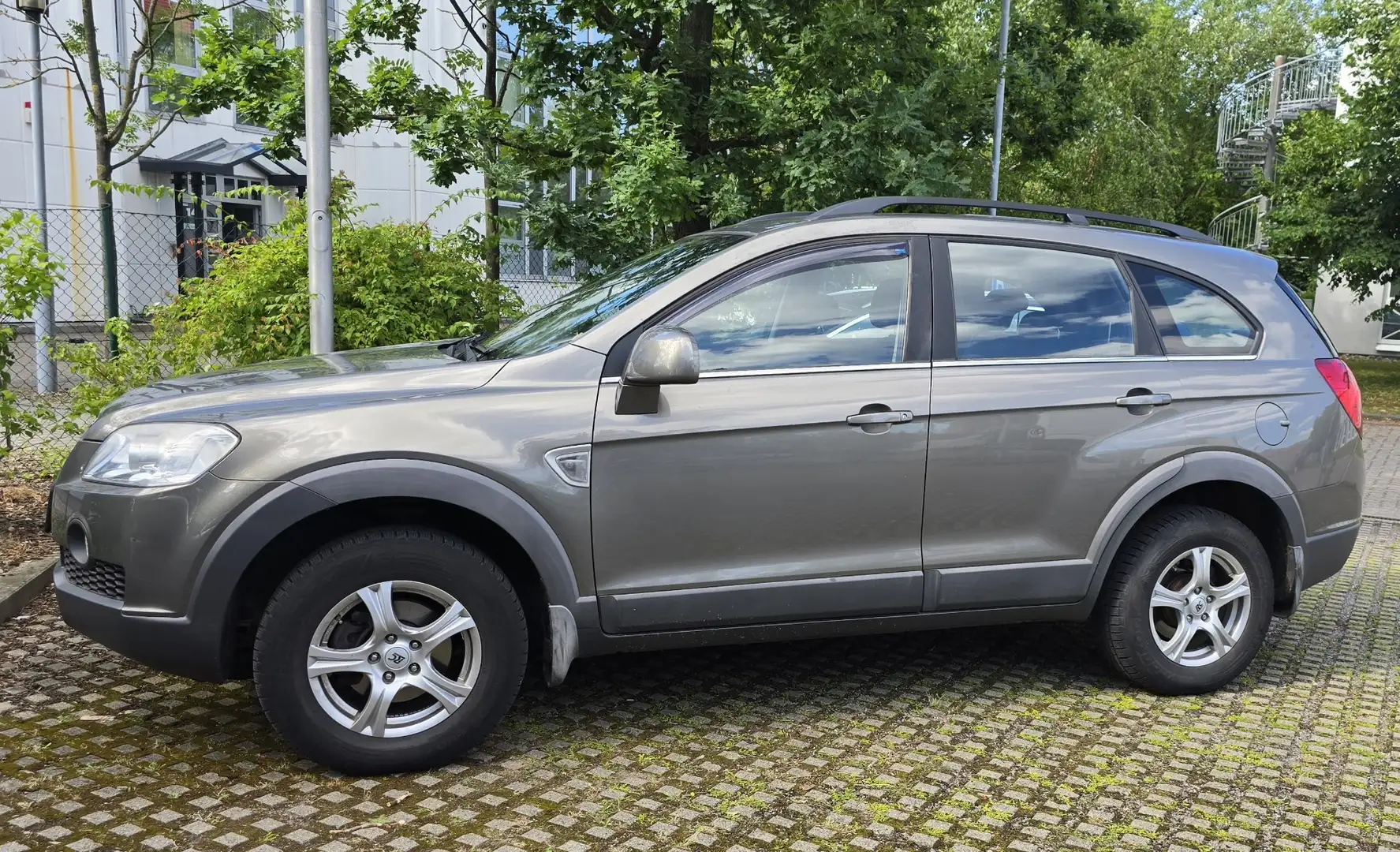 Chevrolet Captiva 2.4 2WD 5 Sitzer LS Grau - 2