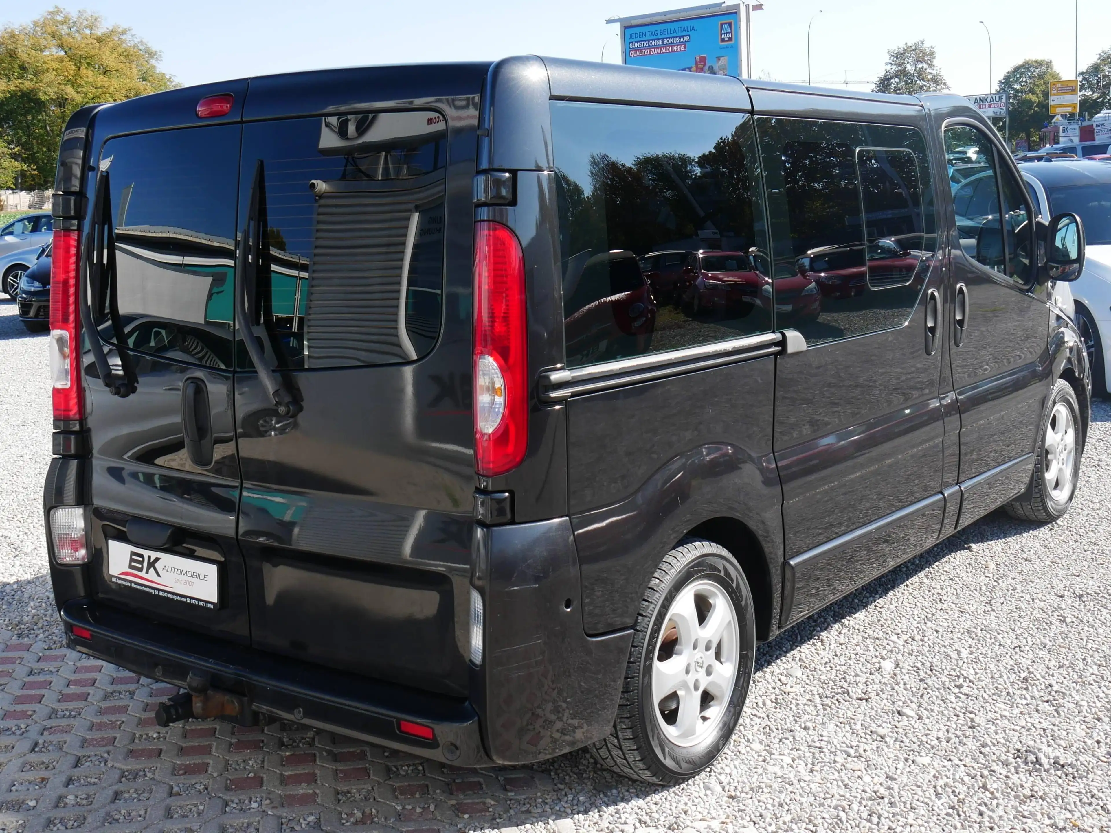 Opel Vivaro Automatik TÜV,- Kundendienst Neu AHK Einparkhilfe Klima Tempomat — photo 4