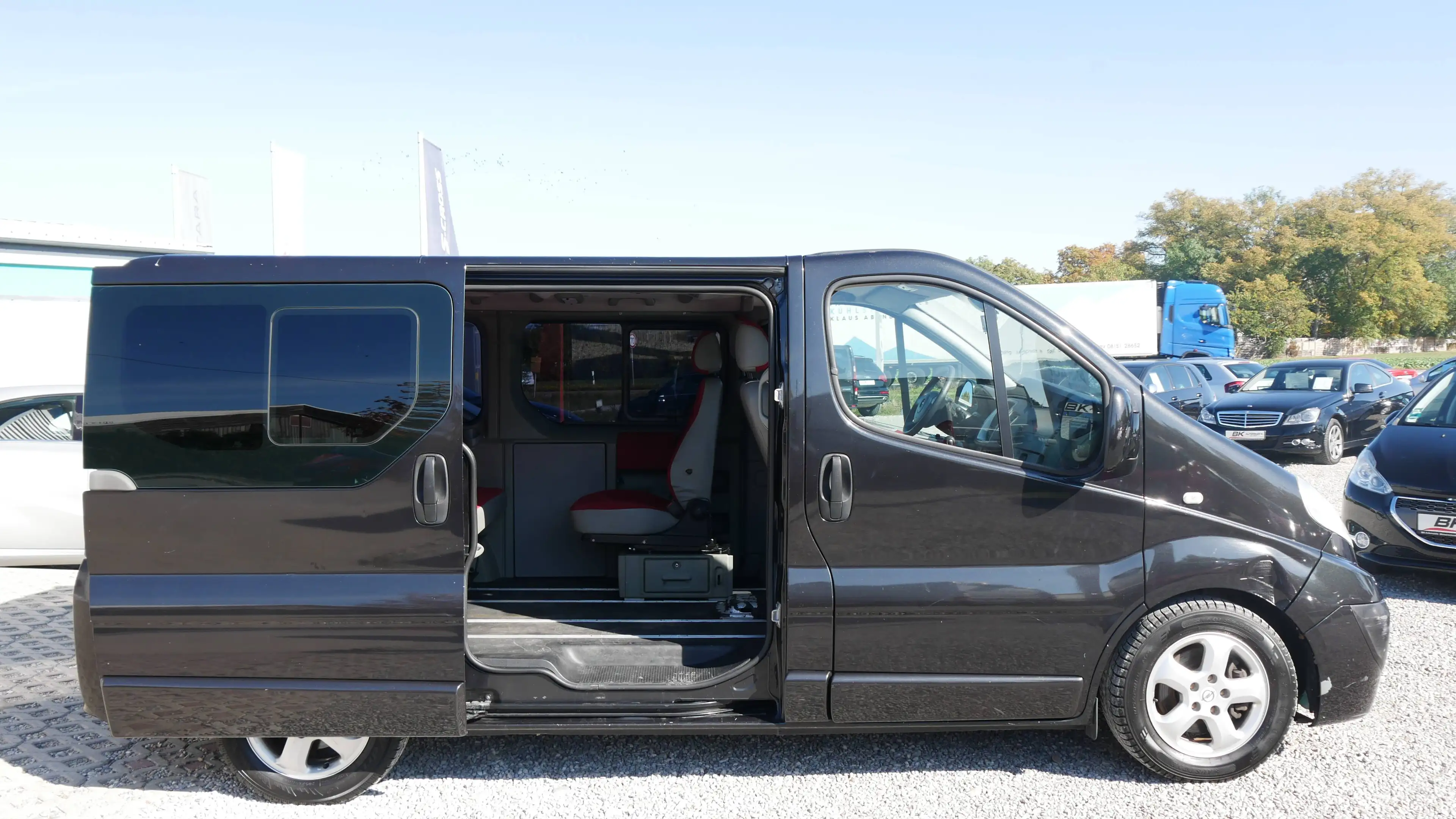 Opel Vivaro Automatik TÜV,- Kundendienst Neu AHK Einparkhilfe Klima Tempomat — photo 3