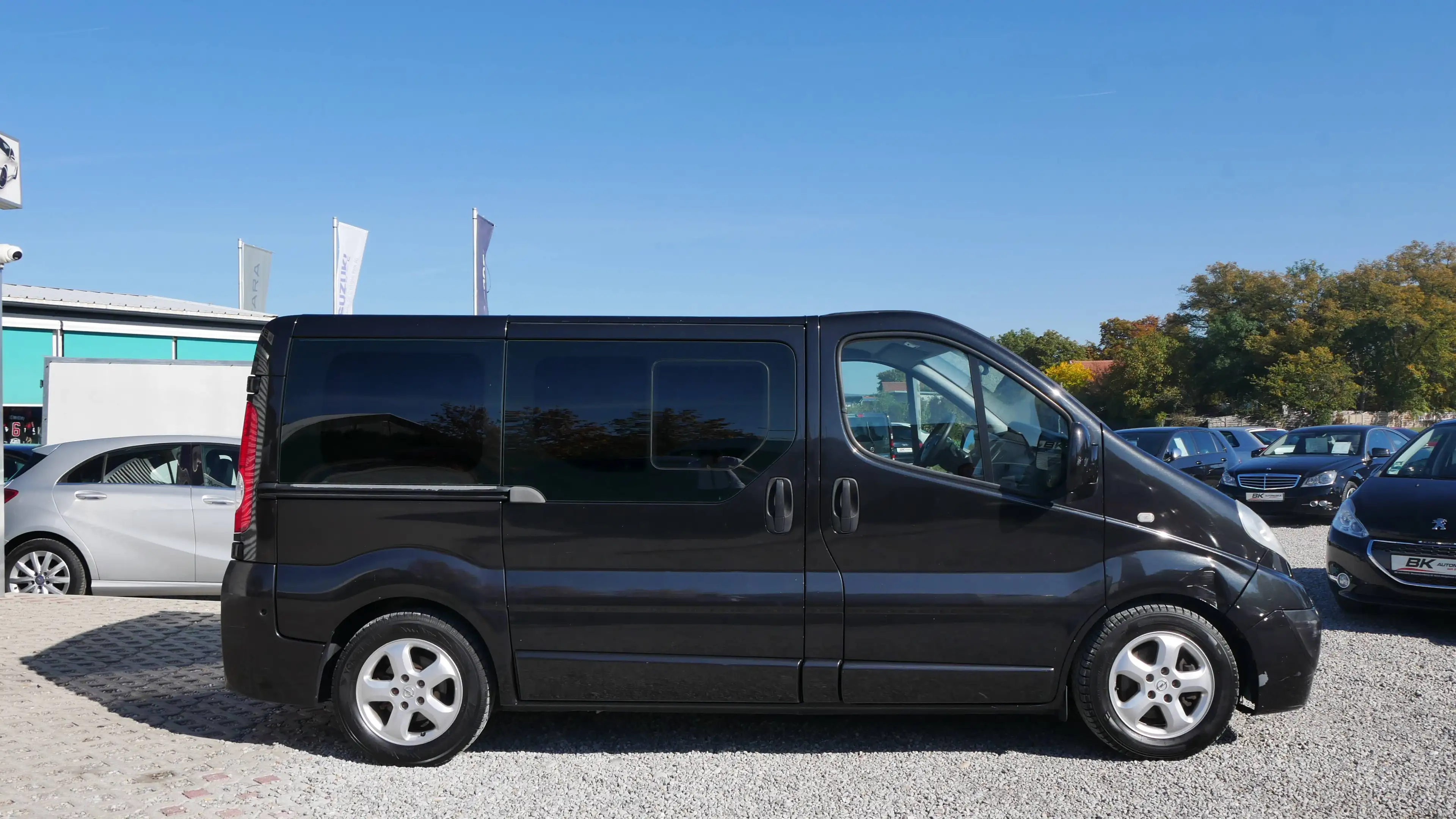 Opel Vivaro Automatik TÜV,- Kundendienst Neu AHK Einparkhilfe Klima Tempomat — photo 2