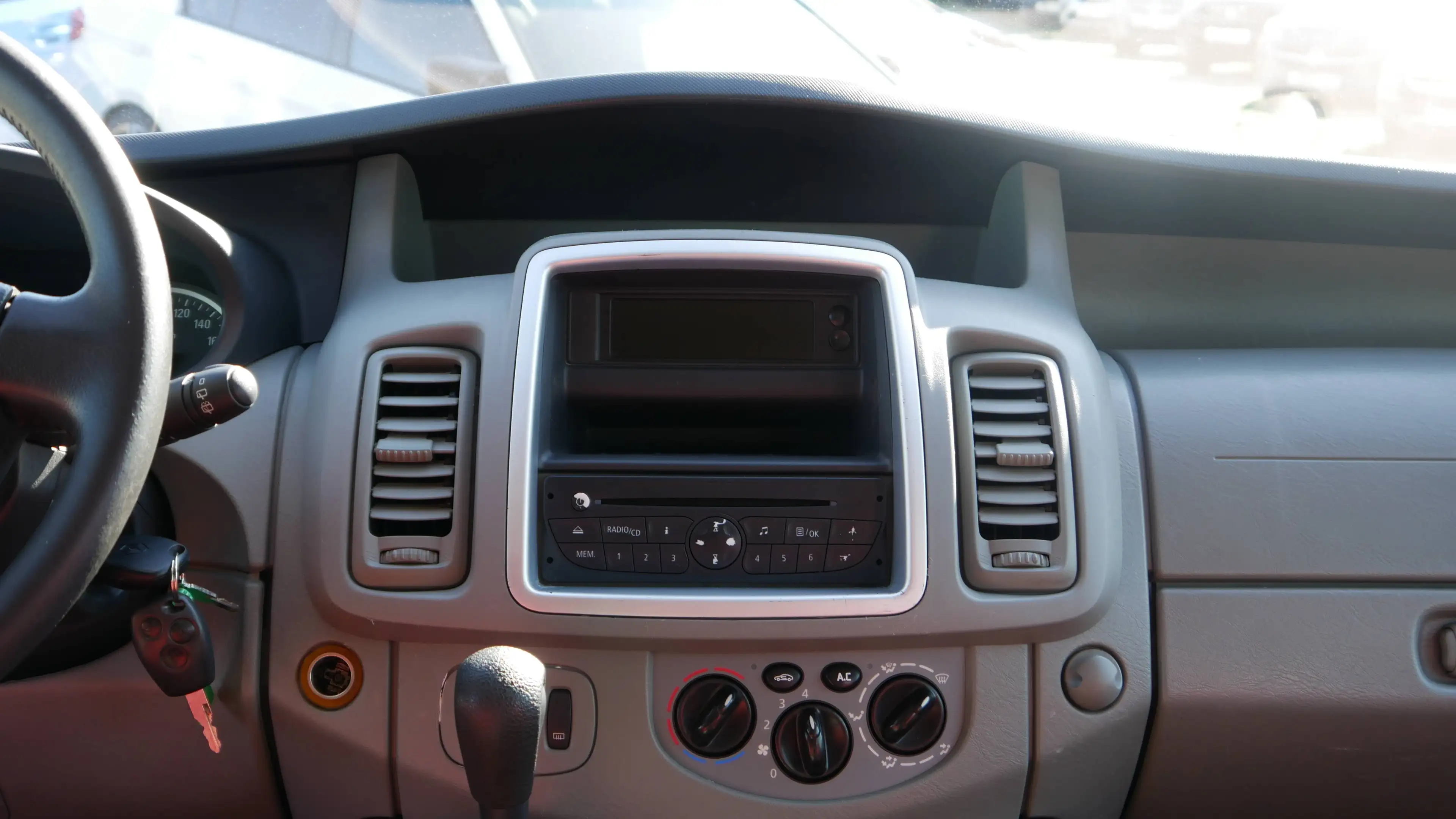 Opel Vivaro Automatik TÜV,- Kundendienst Neu AHK Einparkhilfe Klima Tempomat — photo 10