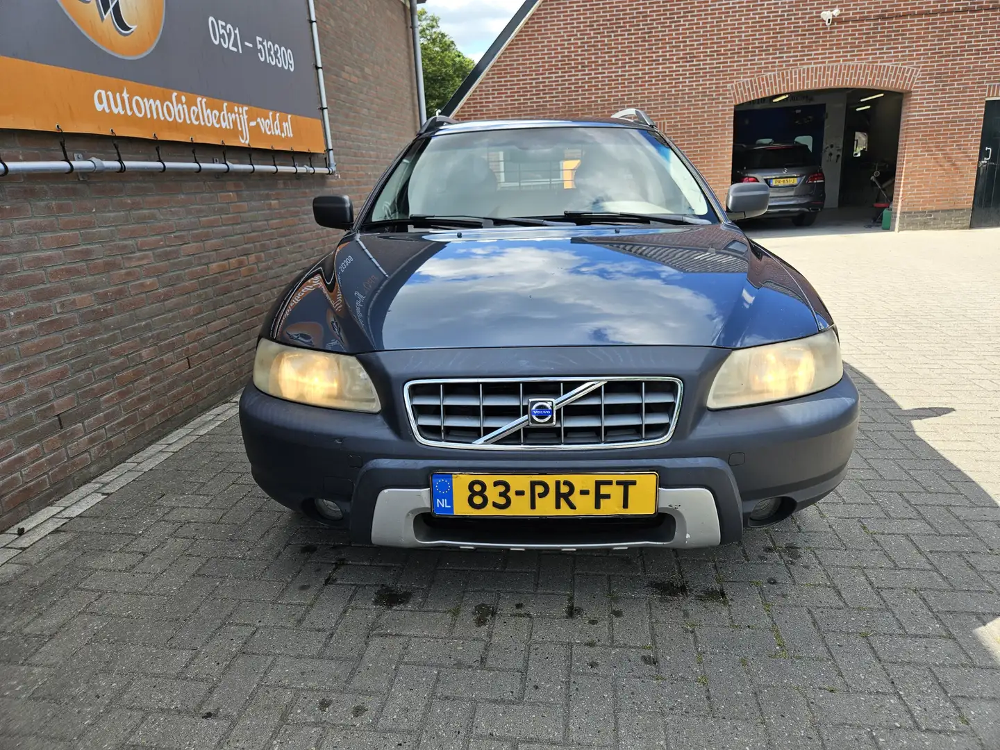 Volvo XC70 2.4 D5 AWD Kinetic Blauw - 2