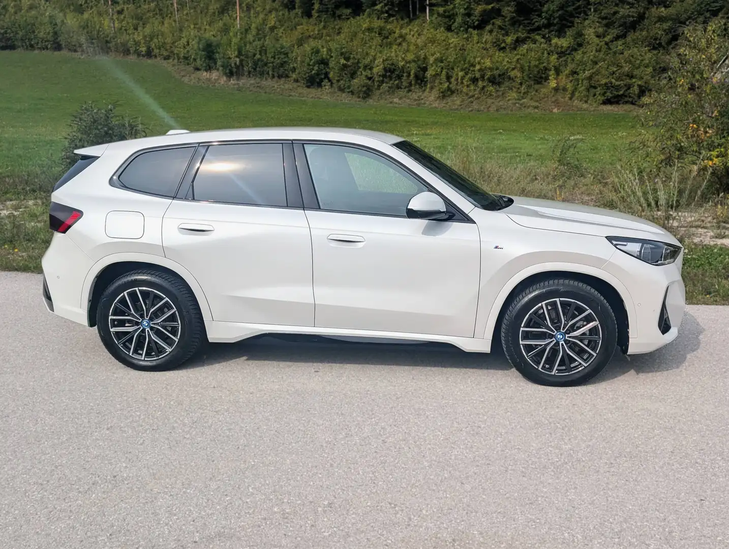 BMW iX1 iX1 xDrive30 64,7kWh Weiß - 1