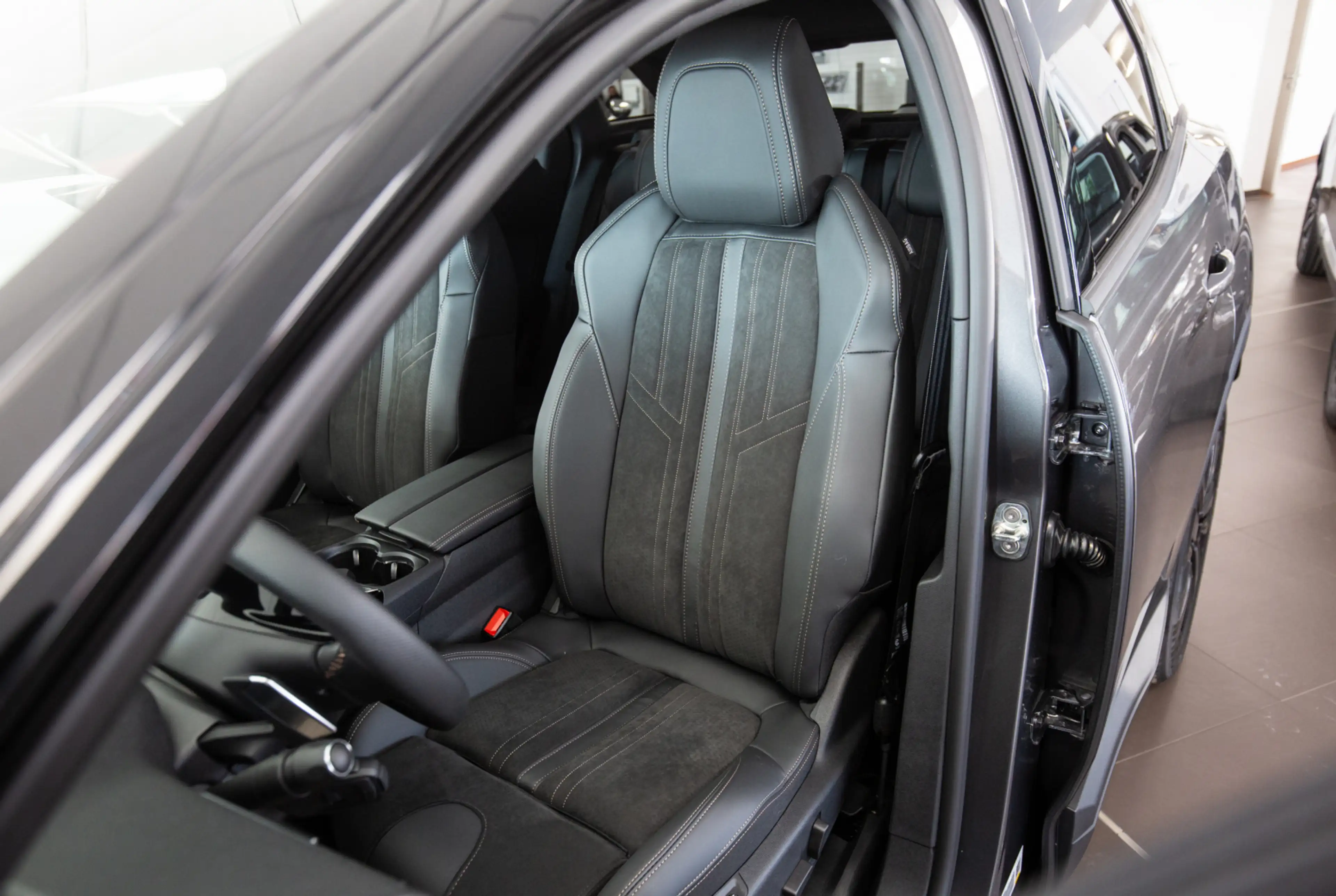 Peugeot 3008 GT 1.5 BlueHDi 130 EAT8 *PANO*EASY-PAKET*SHZ*MIRROR SCREEN* — photo 10