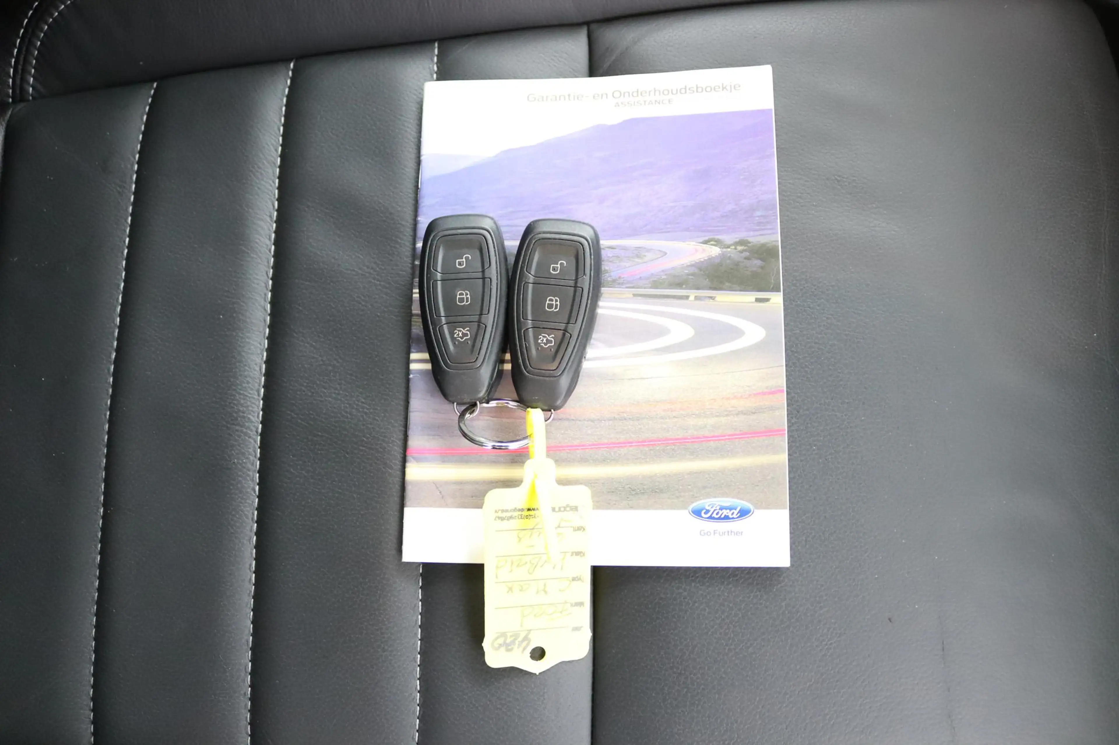 Ford C-Max 2.0 Plug-in Hybrid Titanium Plus — photo 25