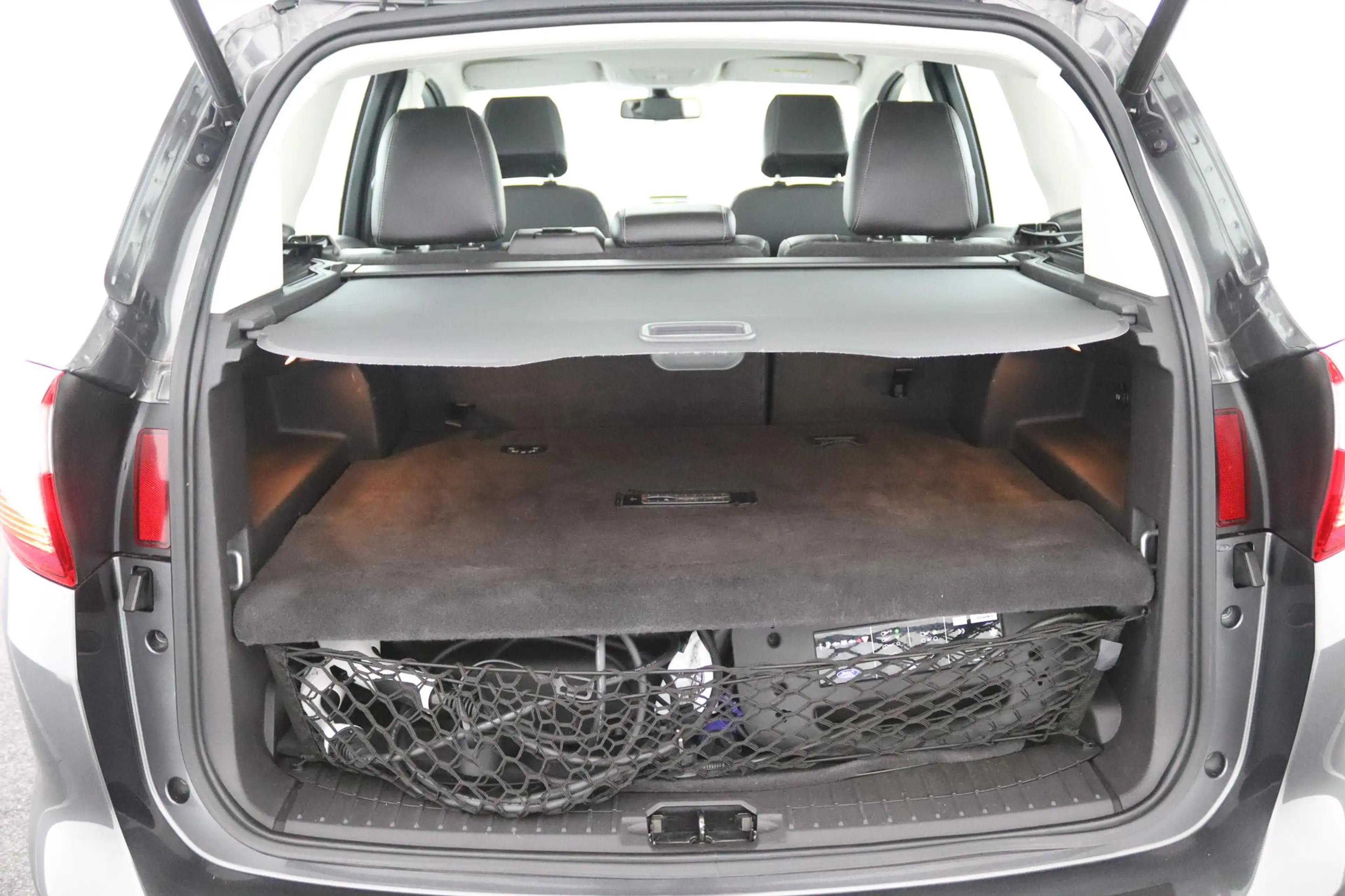 Ford C-Max 2.0 Plug-in Hybrid Titanium Plus — photo 31