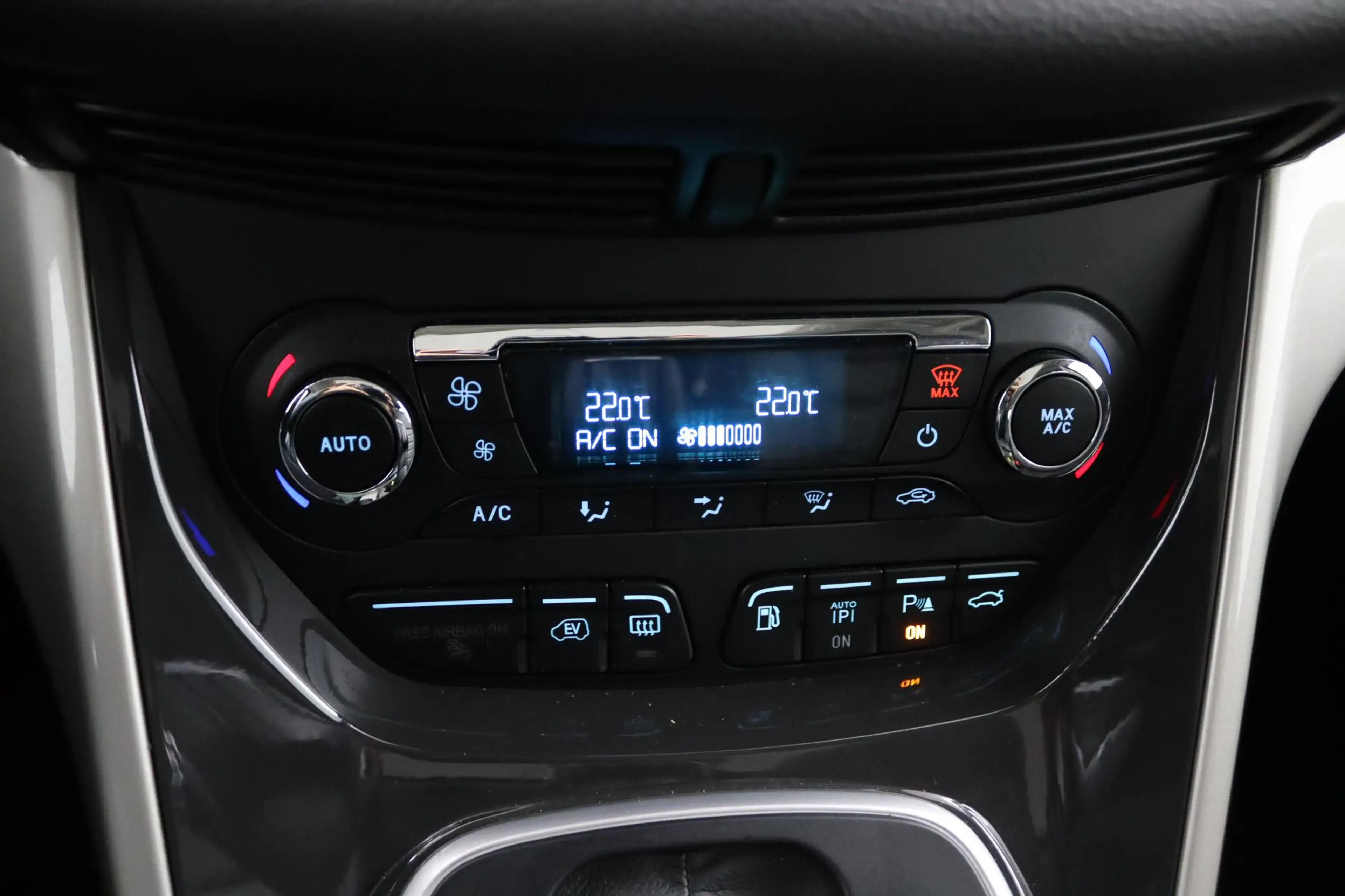 Ford C-Max 2.0 Plug-in Hybrid Titanium Plus — photo 22