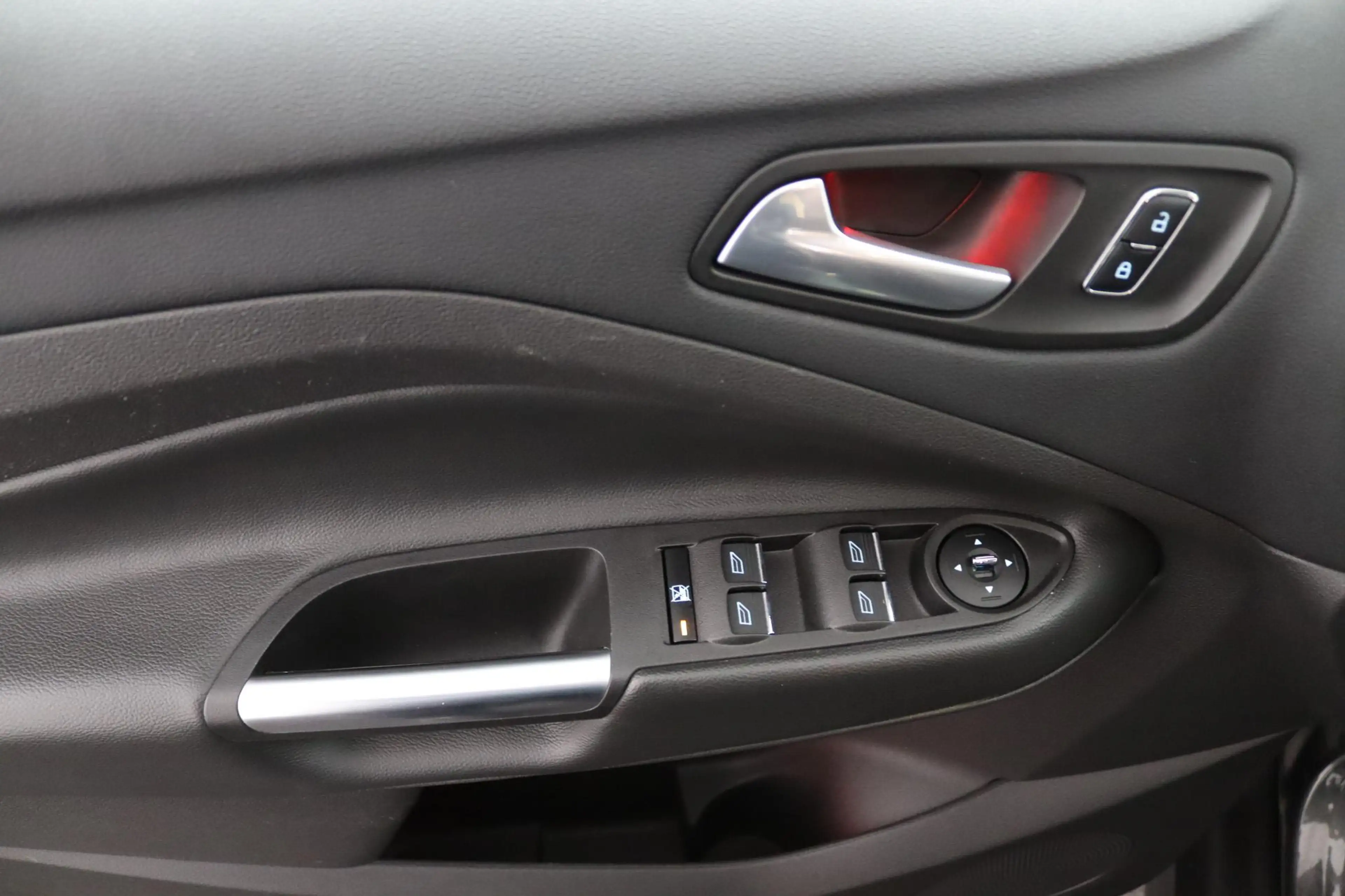 Ford C-Max 2.0 Plug-in Hybrid Titanium Plus — photo 35