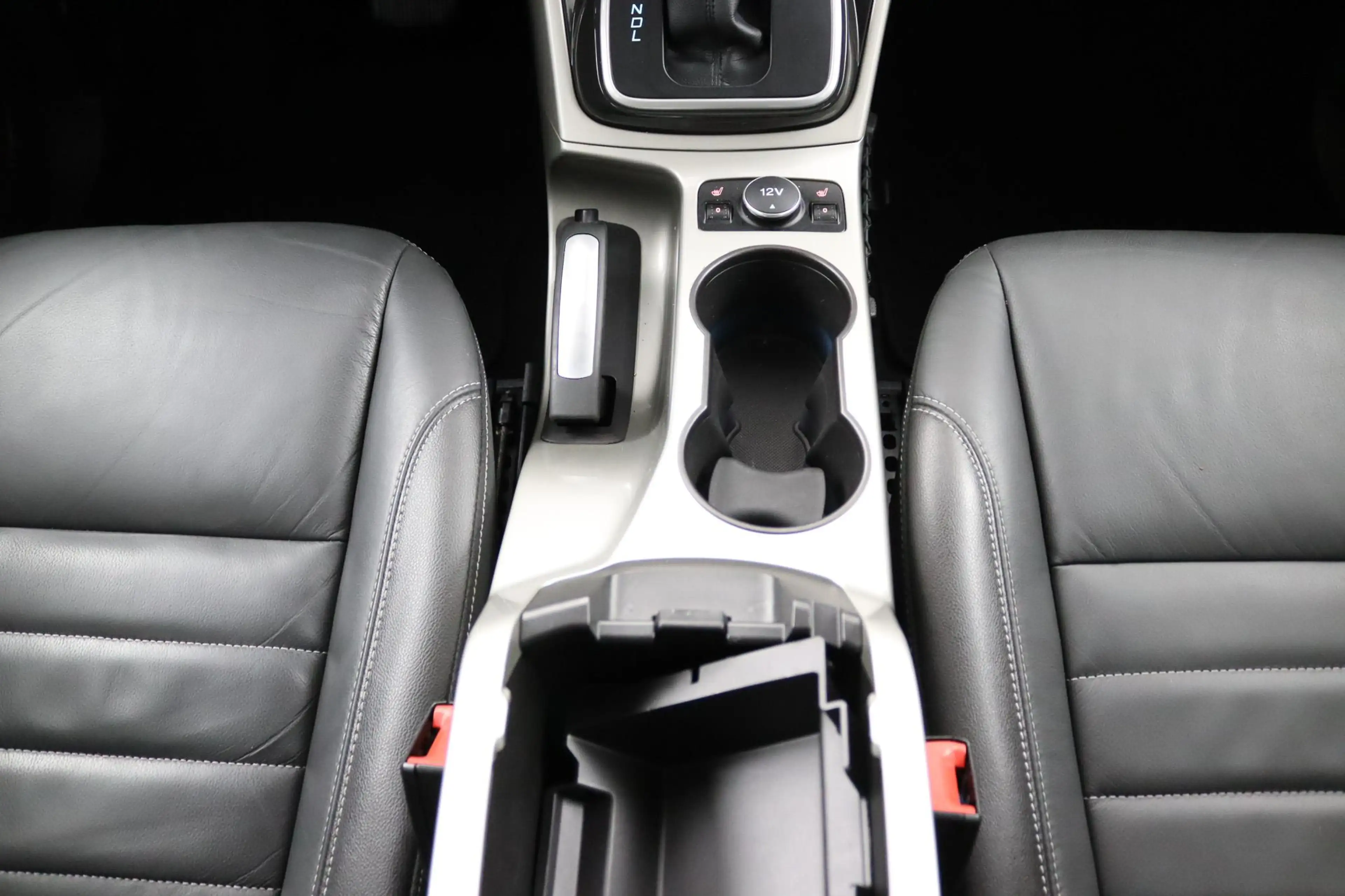 Ford C-Max 2.0 Plug-in Hybrid Titanium Plus — photo 41