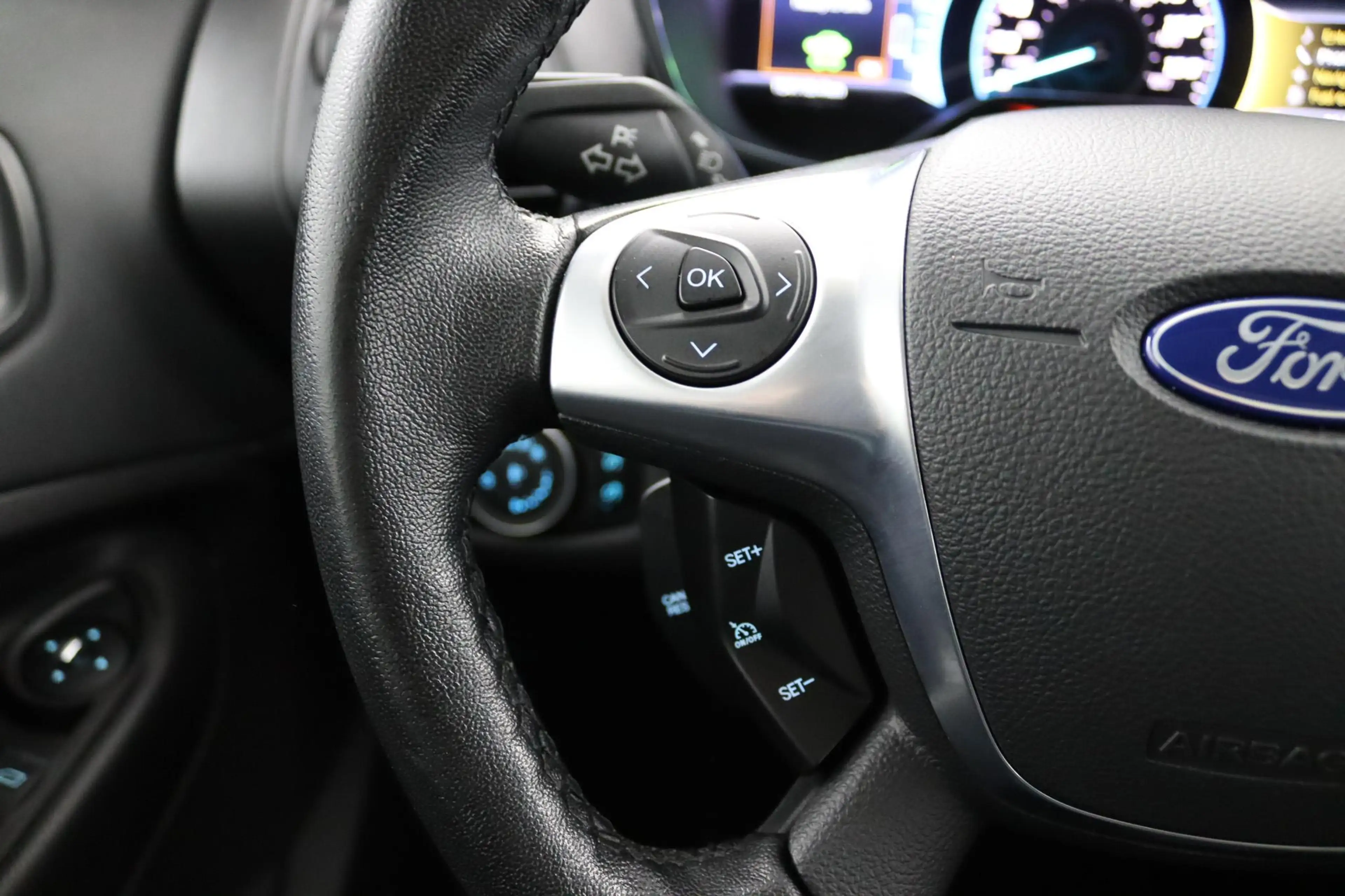 Ford C-Max 2.0 Plug-in Hybrid Titanium Plus — photo 28