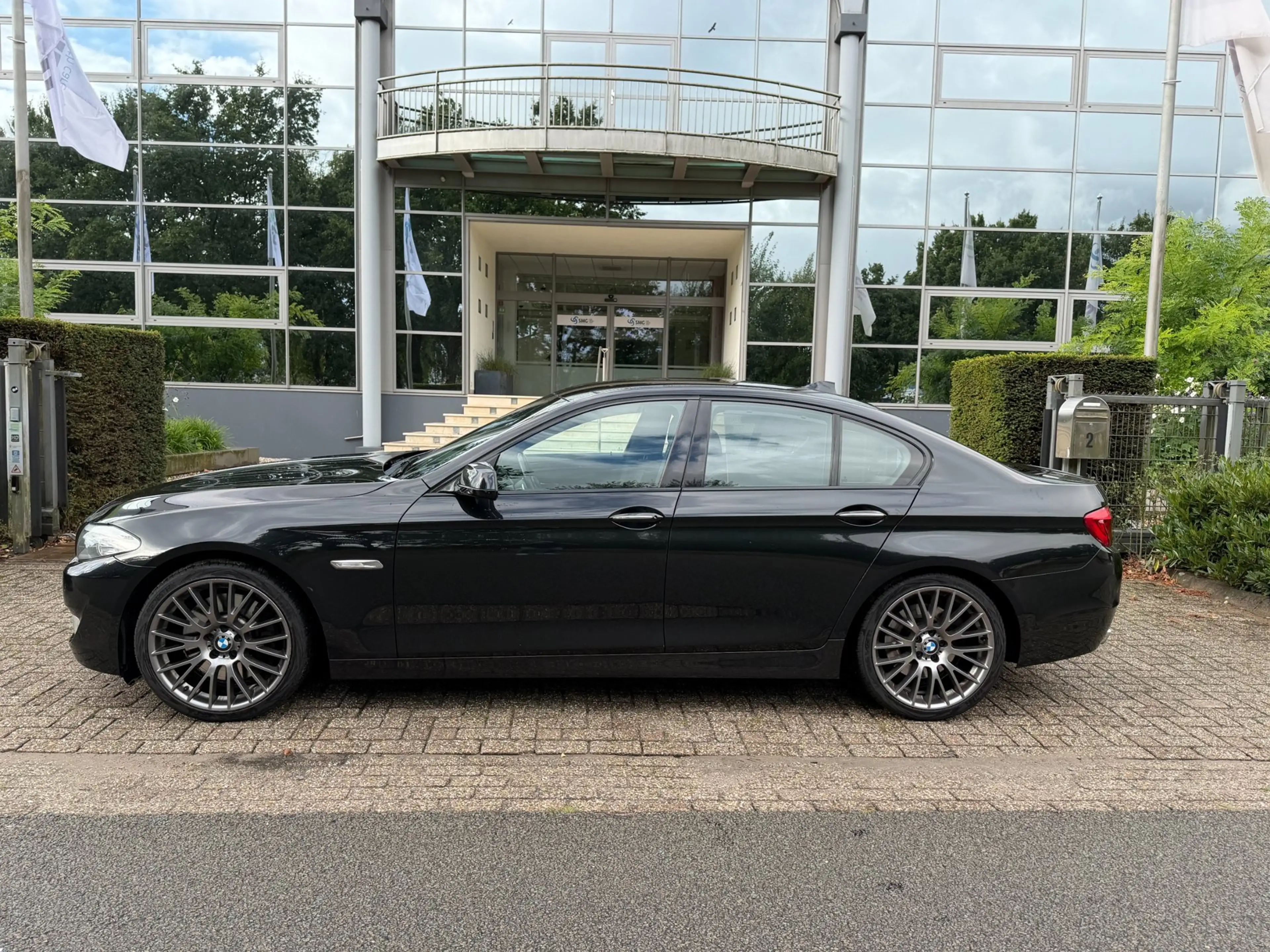 BMW 550 5-serie 550i High Executive aut /leer/20 inch/etc — photo 2