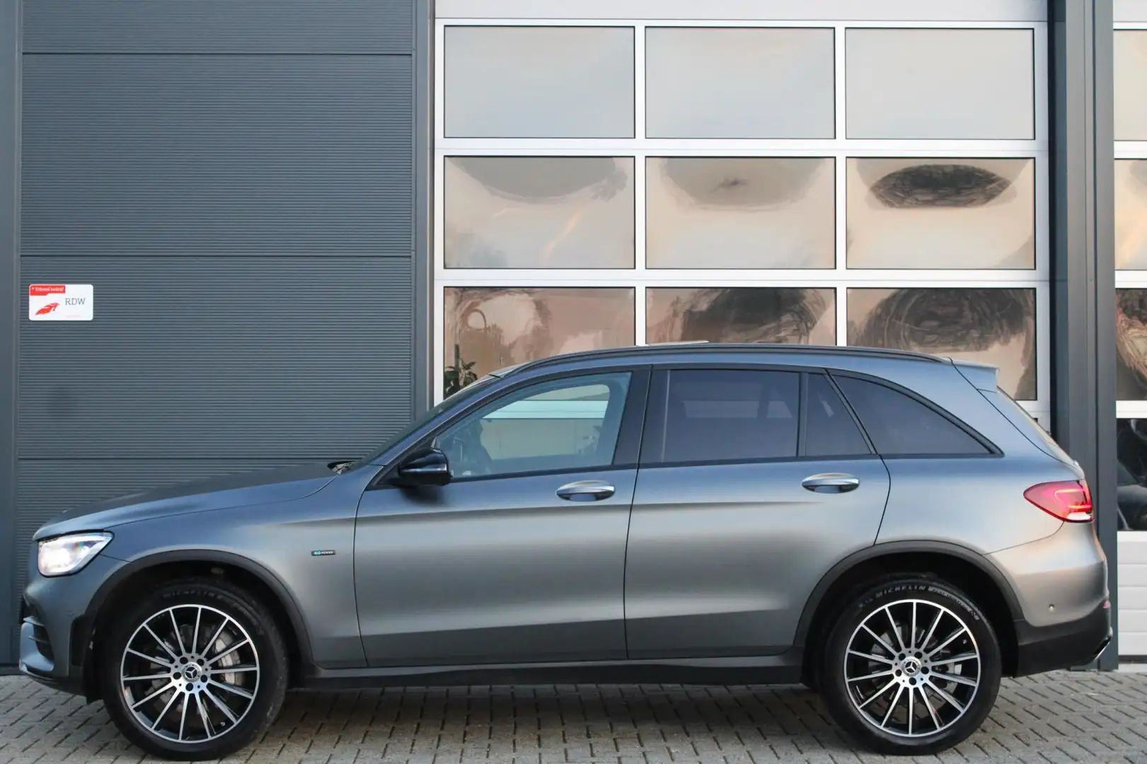 Mercedes-Benz GLC 300 300e 4MATIC AMG-Line | Pano | Burmester | 20'' Grau - 2