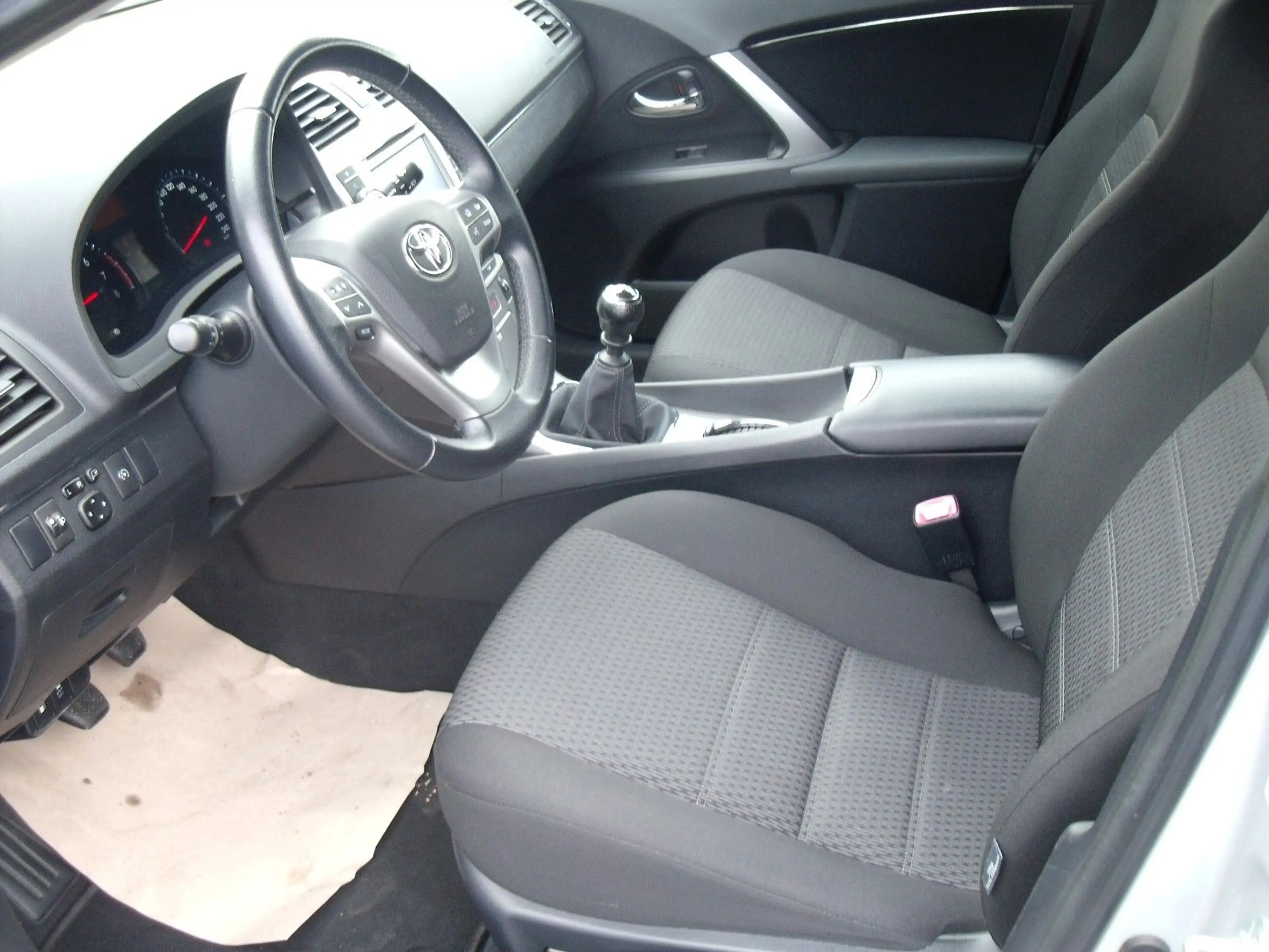 Toyota Avensis Kombi Edition — photo 10