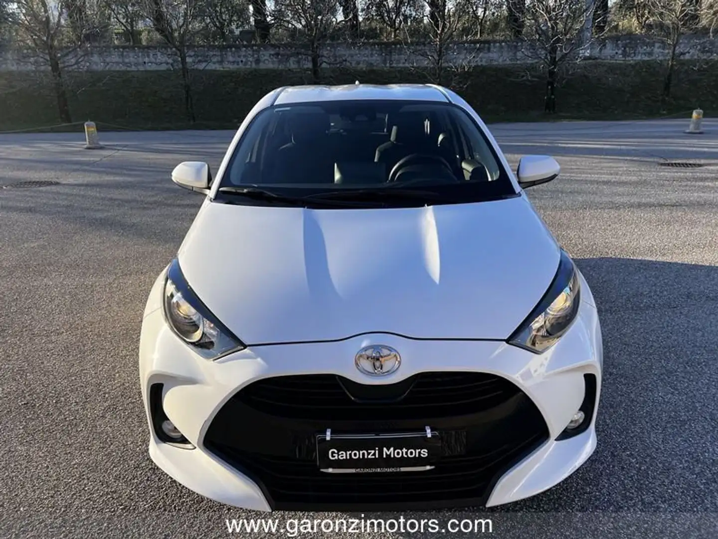 Toyota Yaris 1.0 5 porte Active Bianco - 2