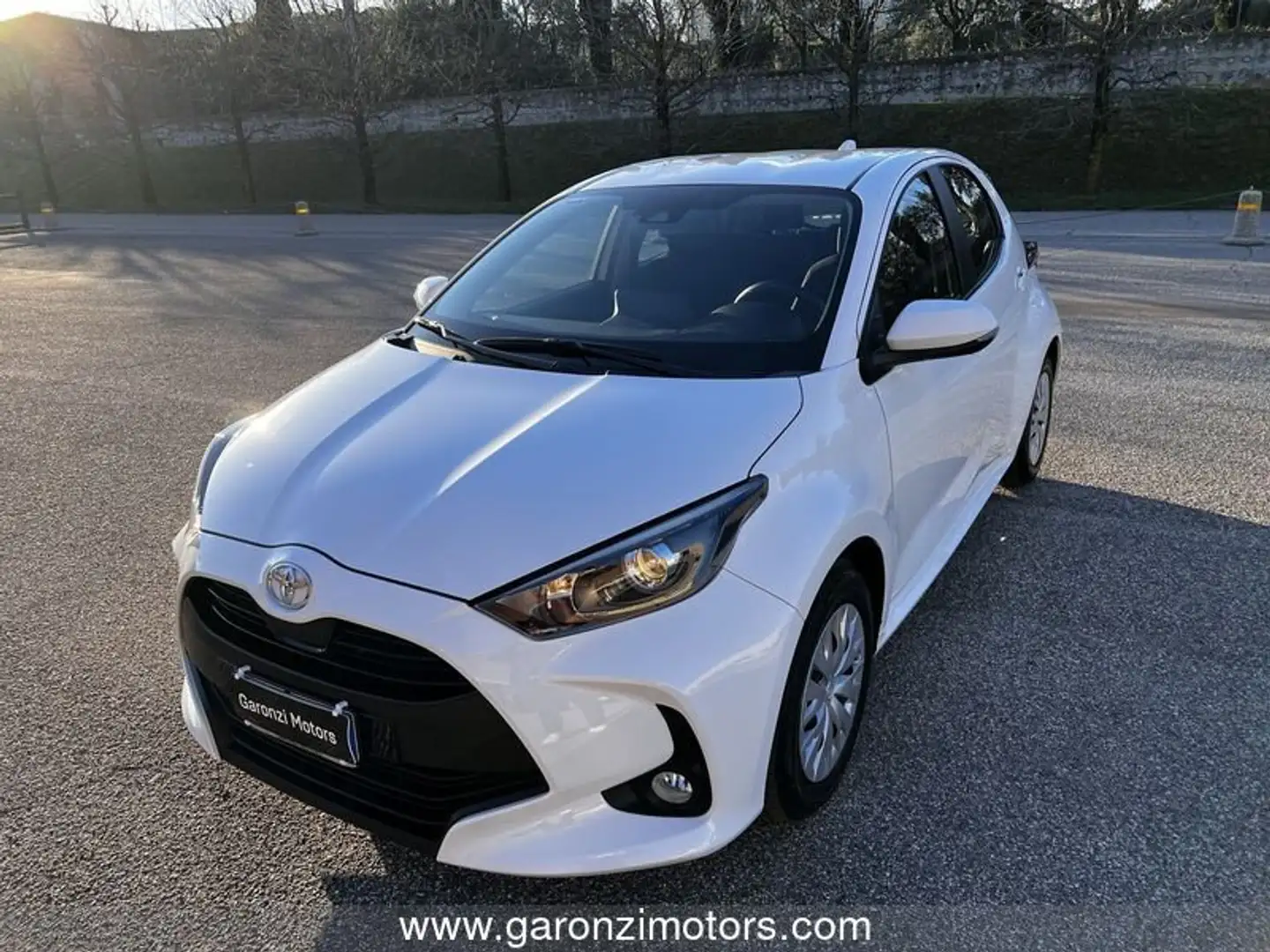 Toyota Yaris 1.0 5 porte Active Bianco - 1