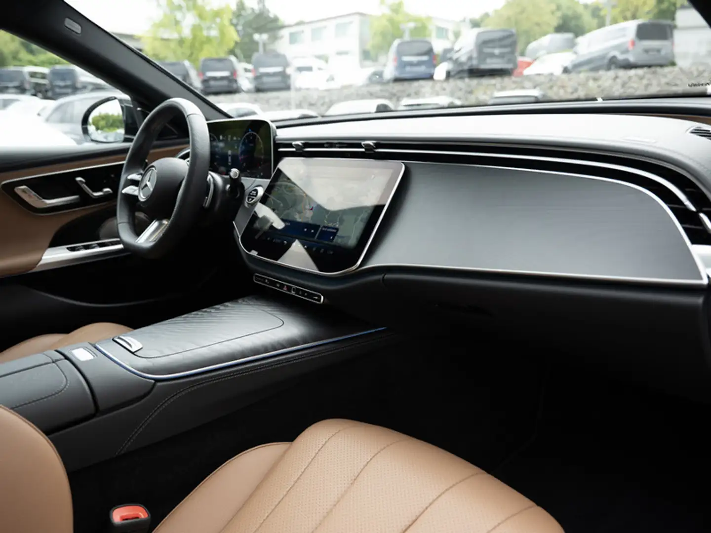 Mercedes-Benz E 200 AMG-Sport/DIGITAL/Pano/Burm/360/Distr/Memo Negro - 2