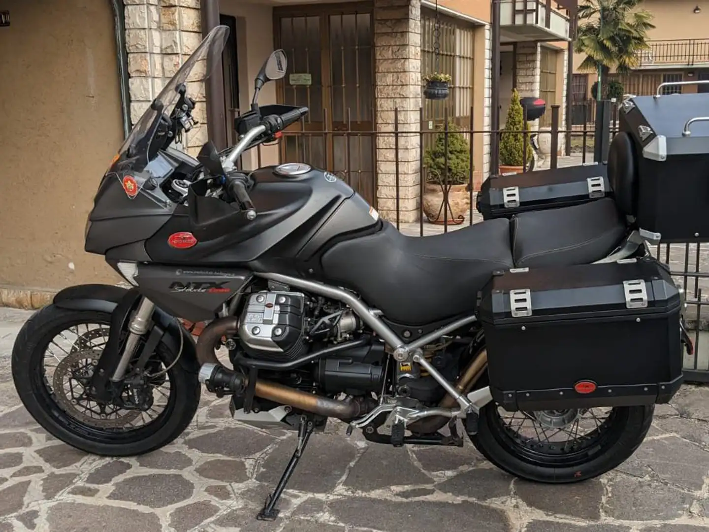 Moto Guzzi Stelvio 1200 crna - 1