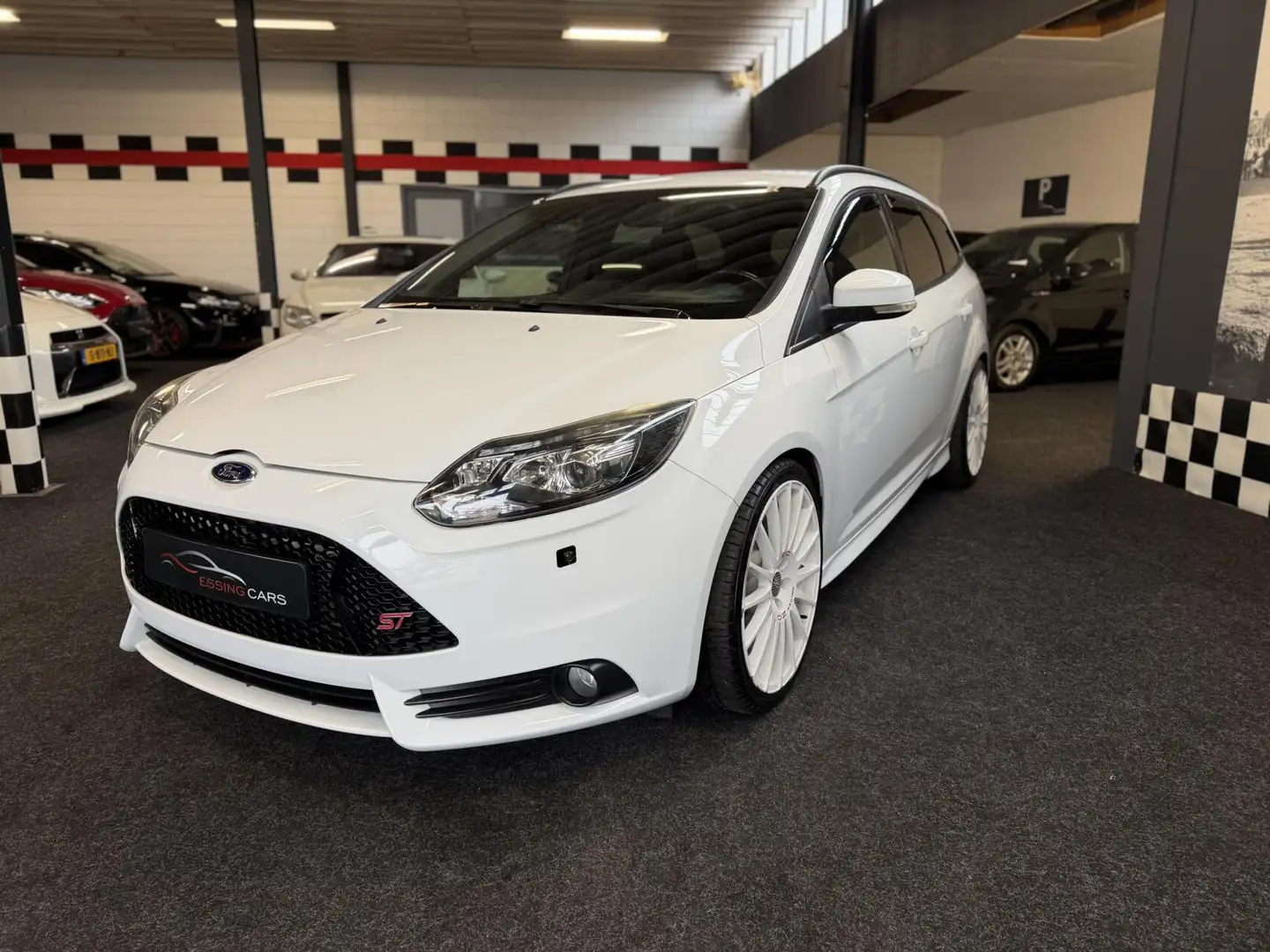 Ford Focus Wagon 2.0 EcoBoost ST-3 Wit - 2