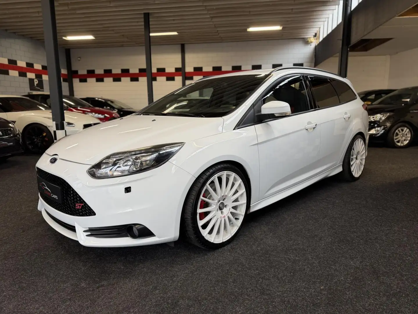 Ford Focus Wagon 2.0 EcoBoost ST-3 Wit - 1