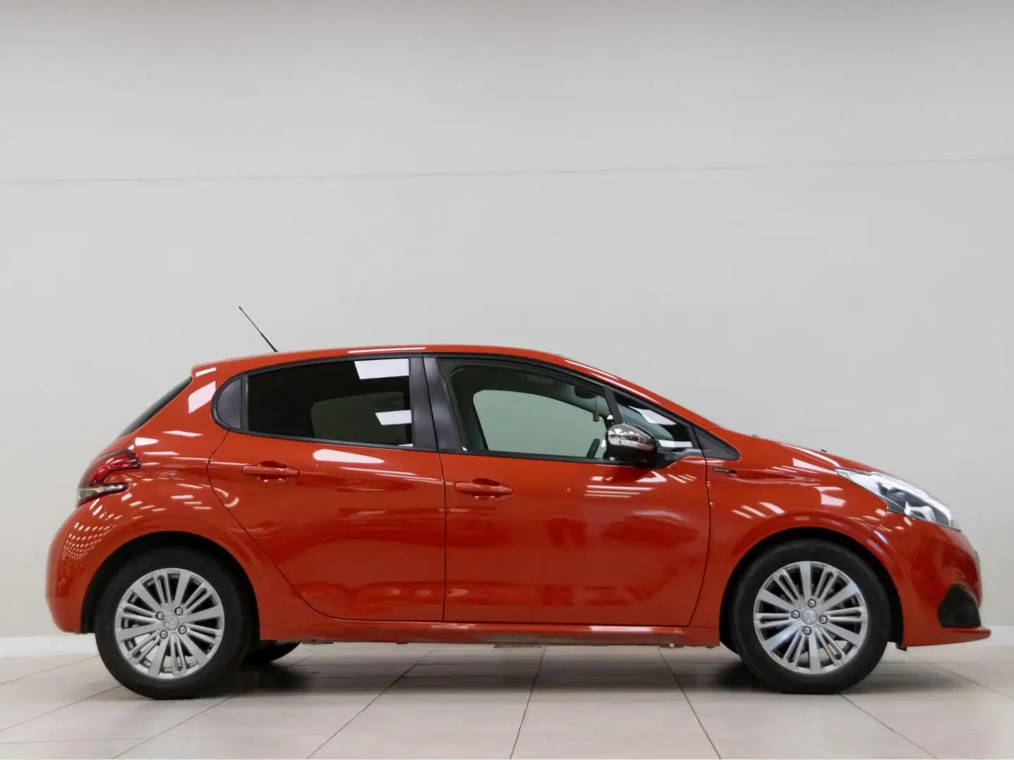 Peugeot 208 1.2 PureTech S&S Signature 82 Naranja - 2