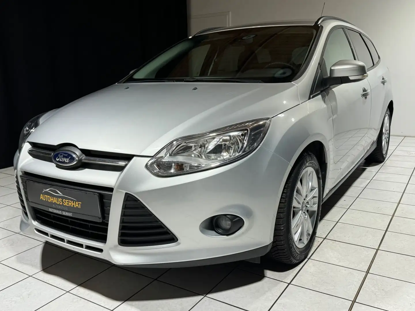 Ford Focus Turnier Trend *NAVI*PDC*SHZ*MFL*GARANTIE* Gris - 1