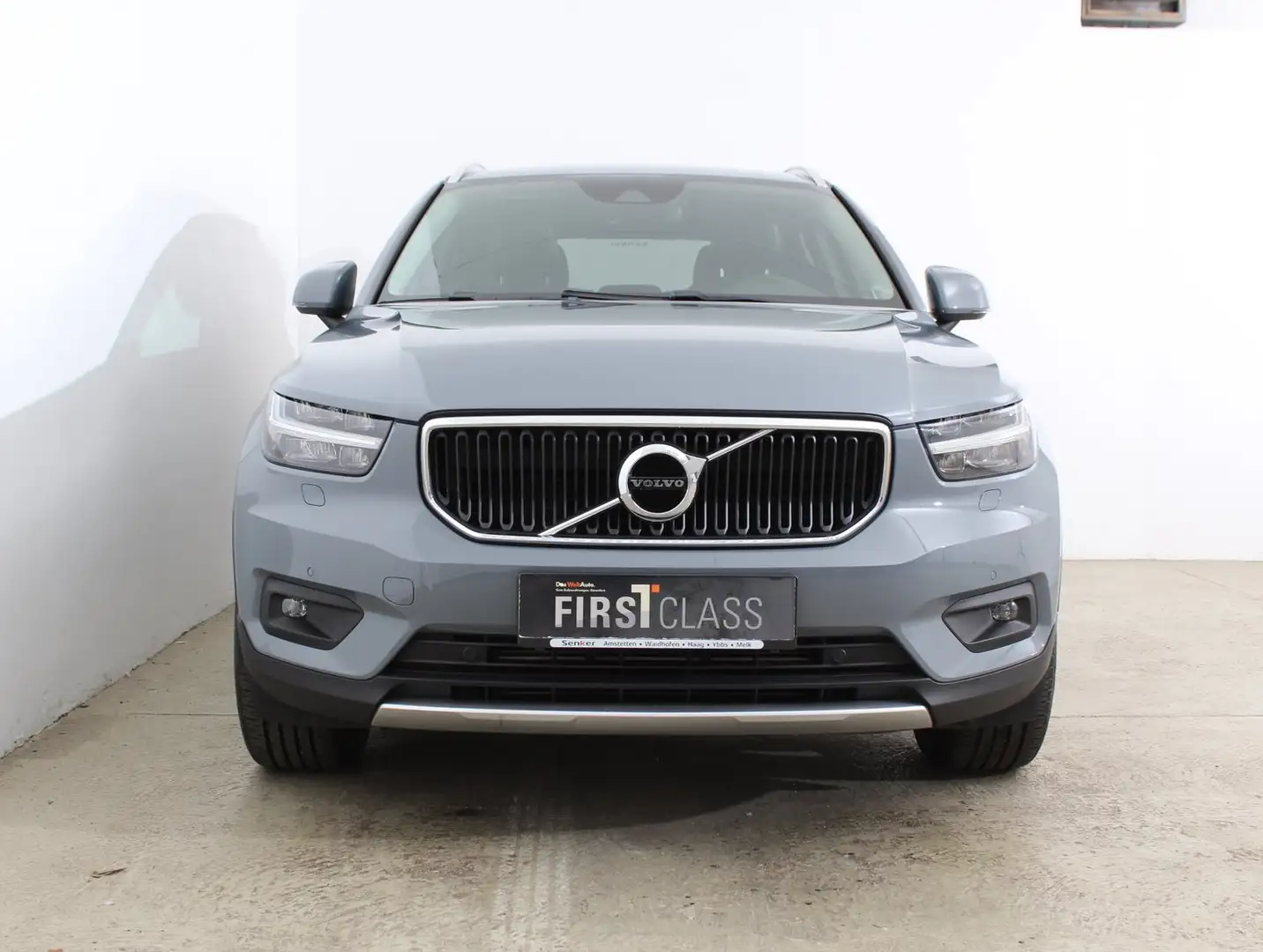 Volvo XC40 Momentum Pro AWD Grau - 2
