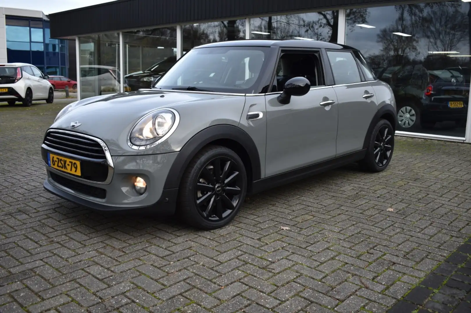 MINI Cooper Mini 1.5 Business NAVI CRUISE LMV Grijs - 1