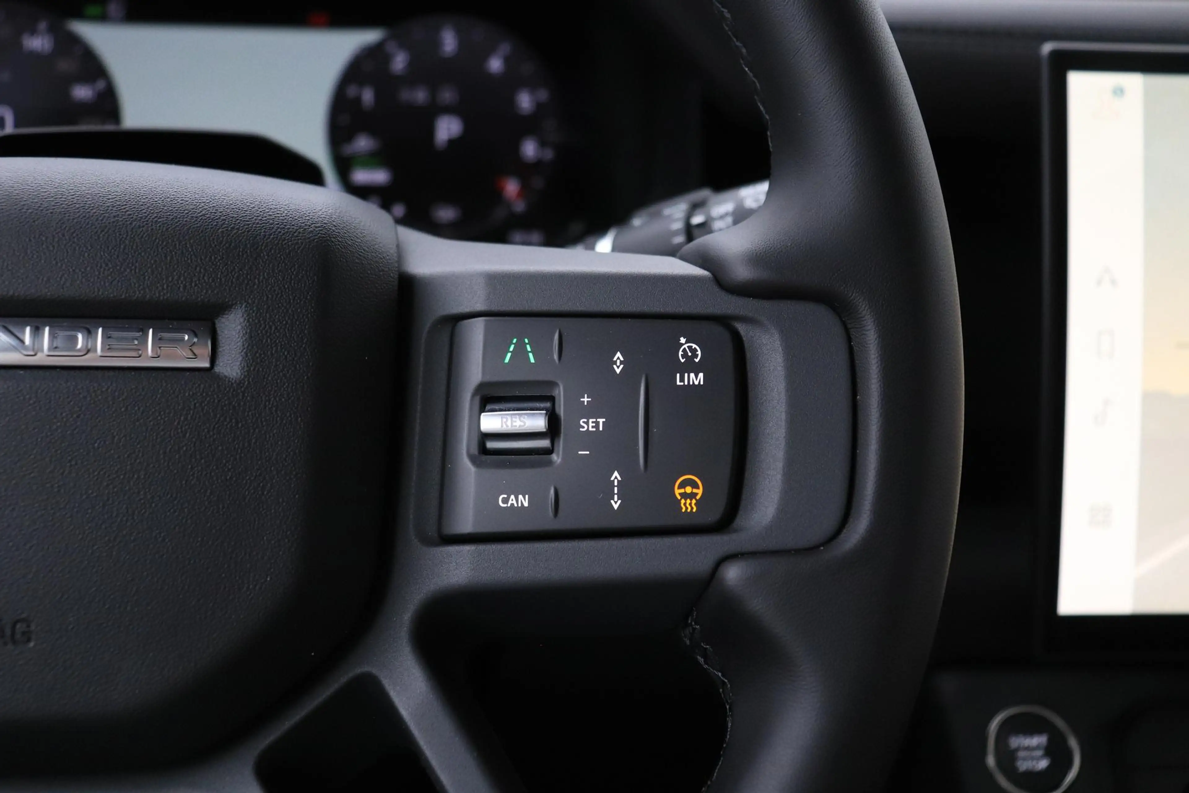Land Rover Defender 110 P300e X-Dynamic HSE | HERITAGE Edition | Black — photo 43