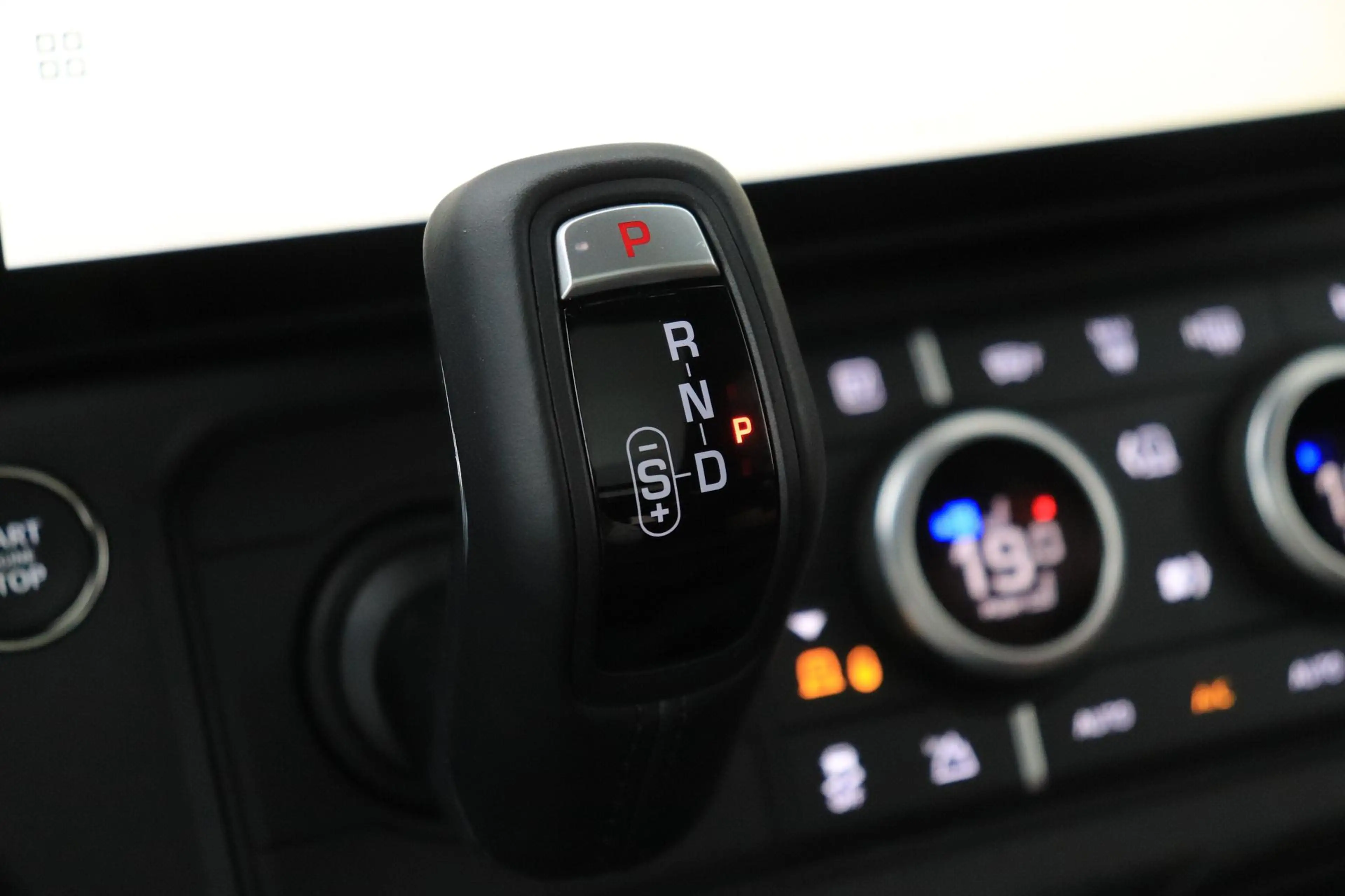 Land Rover Defender 110 P300e X-Dynamic HSE | HERITAGE Edition | Black — photo 39