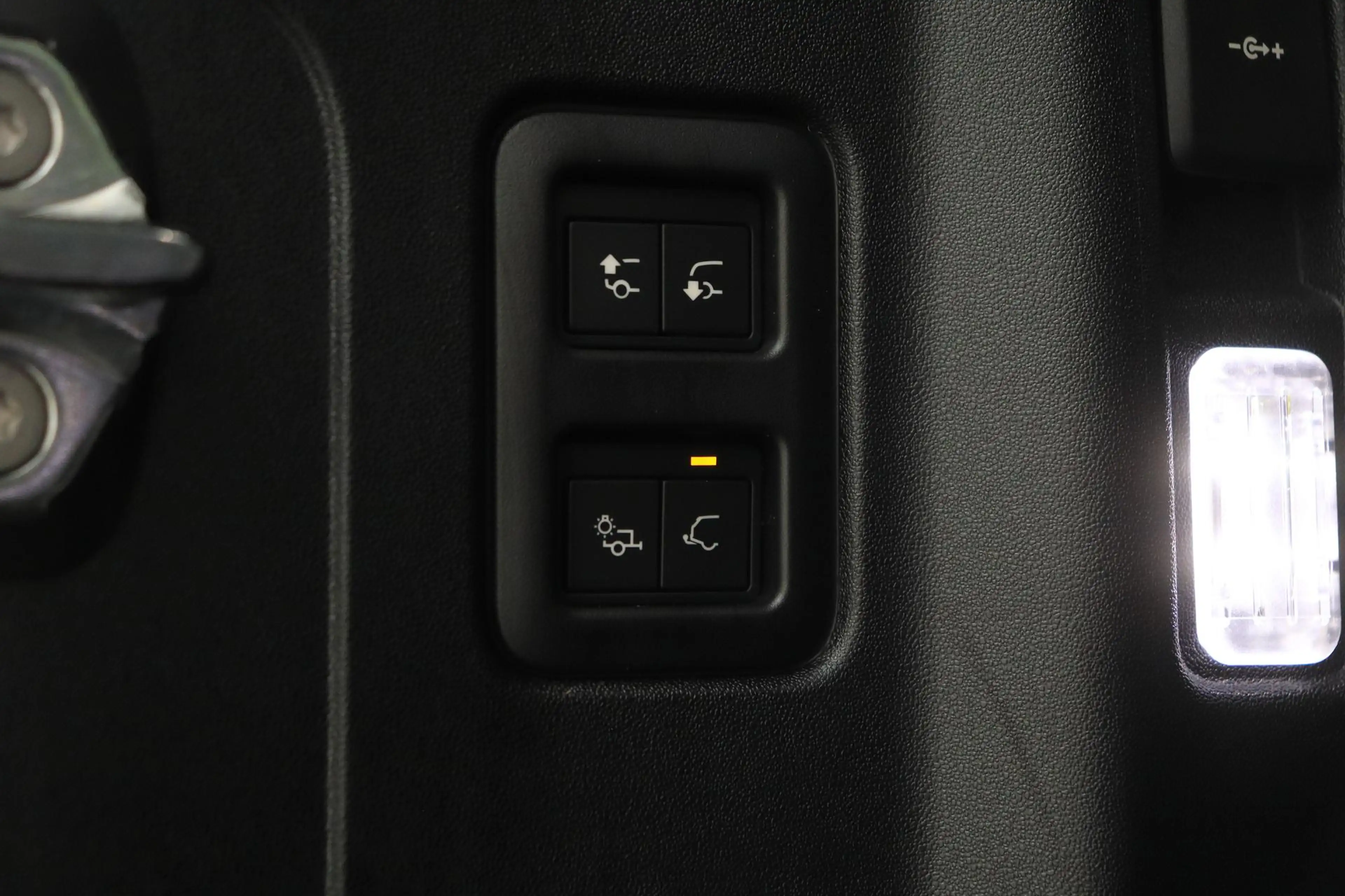 Land Rover Defender 110 P300e X-Dynamic HSE | HERITAGE Edition | Black — photo 14