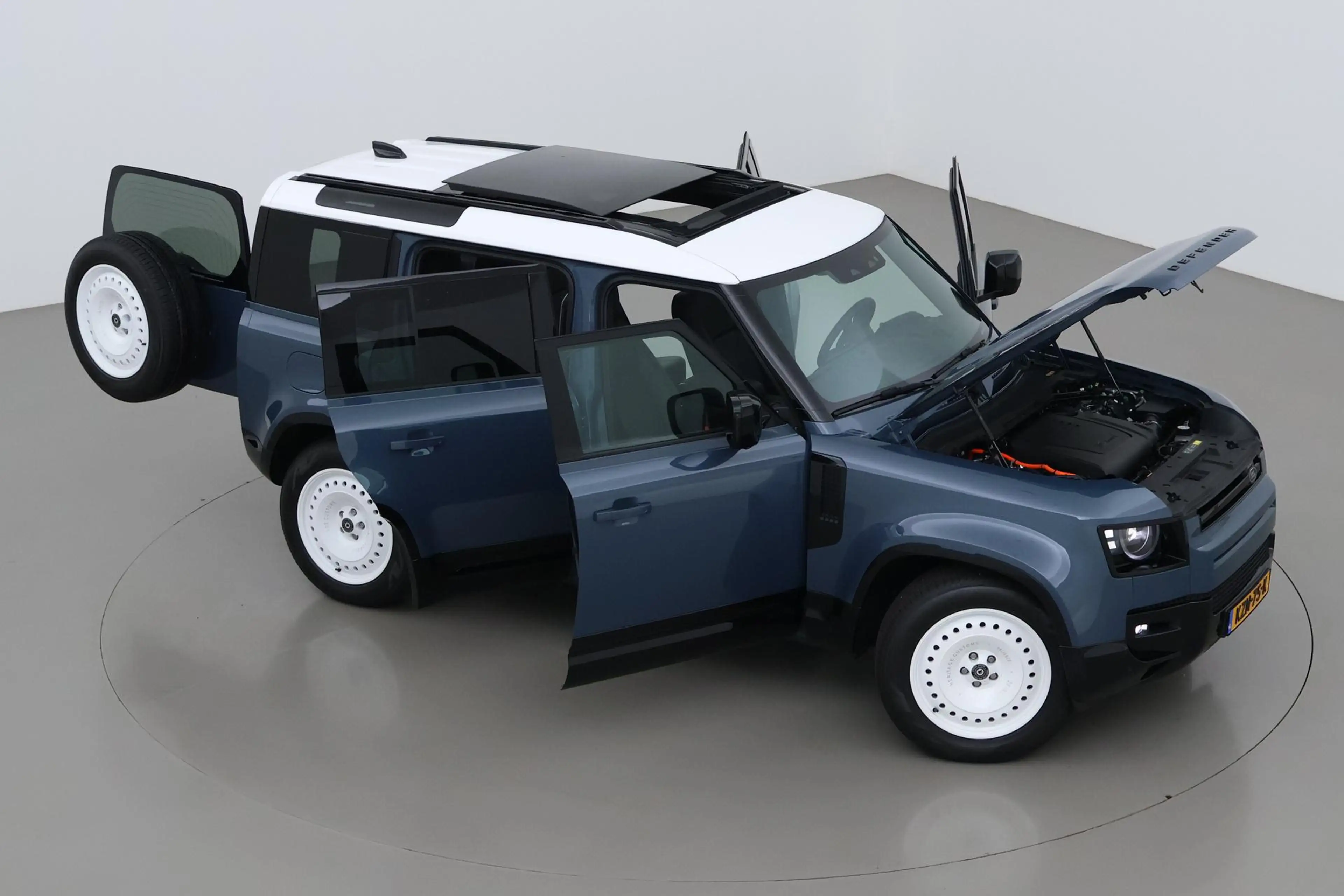 Land Rover Defender 110 P300e X-Dynamic HSE | HERITAGE Edition | Black — photo 6