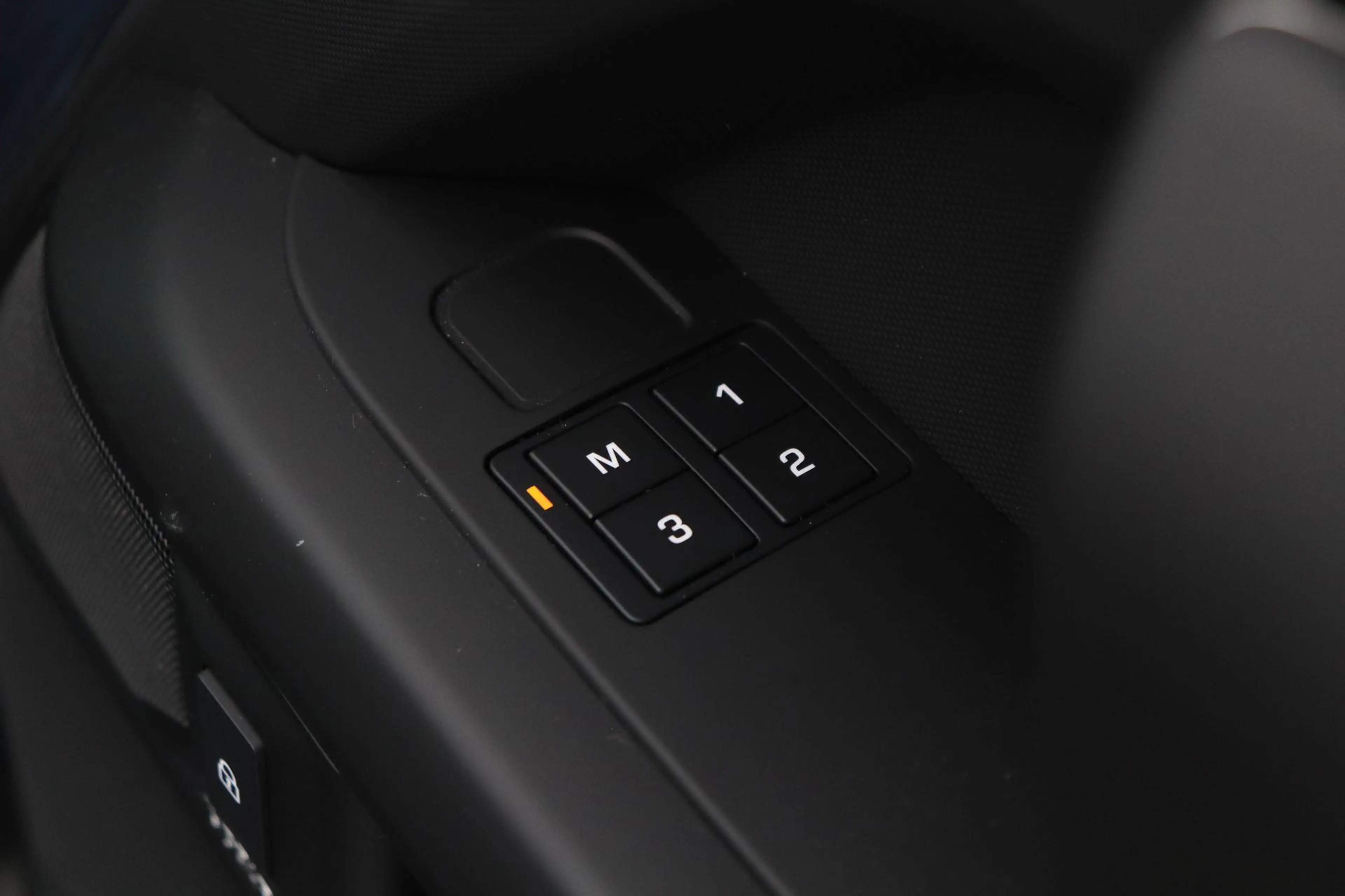 Land Rover Defender 110 P300e X-Dynamic HSE | HERITAGE Edition | Black — photo 48