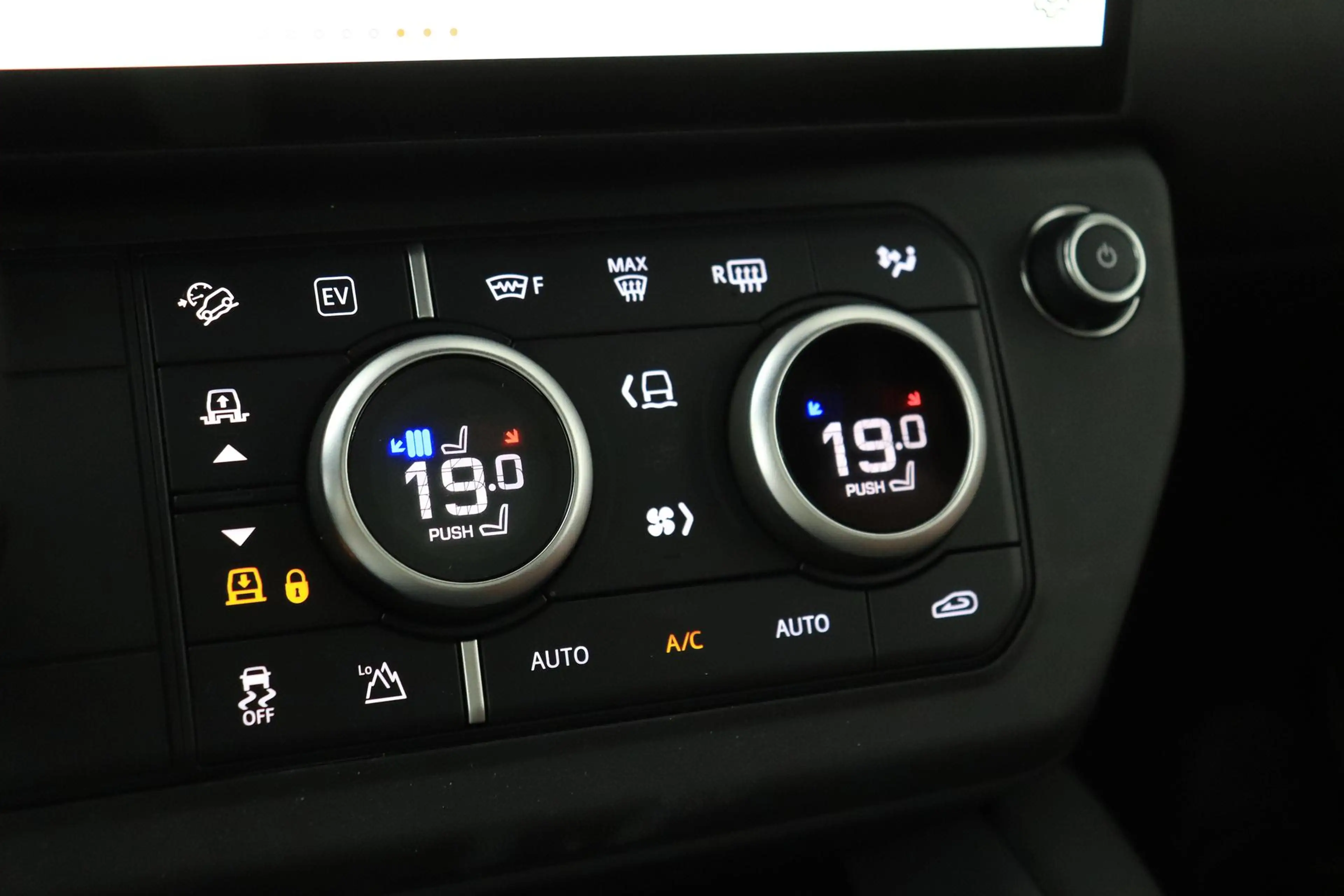Land Rover Defender 110 P300e X-Dynamic HSE | HERITAGE Edition | Black — photo 40