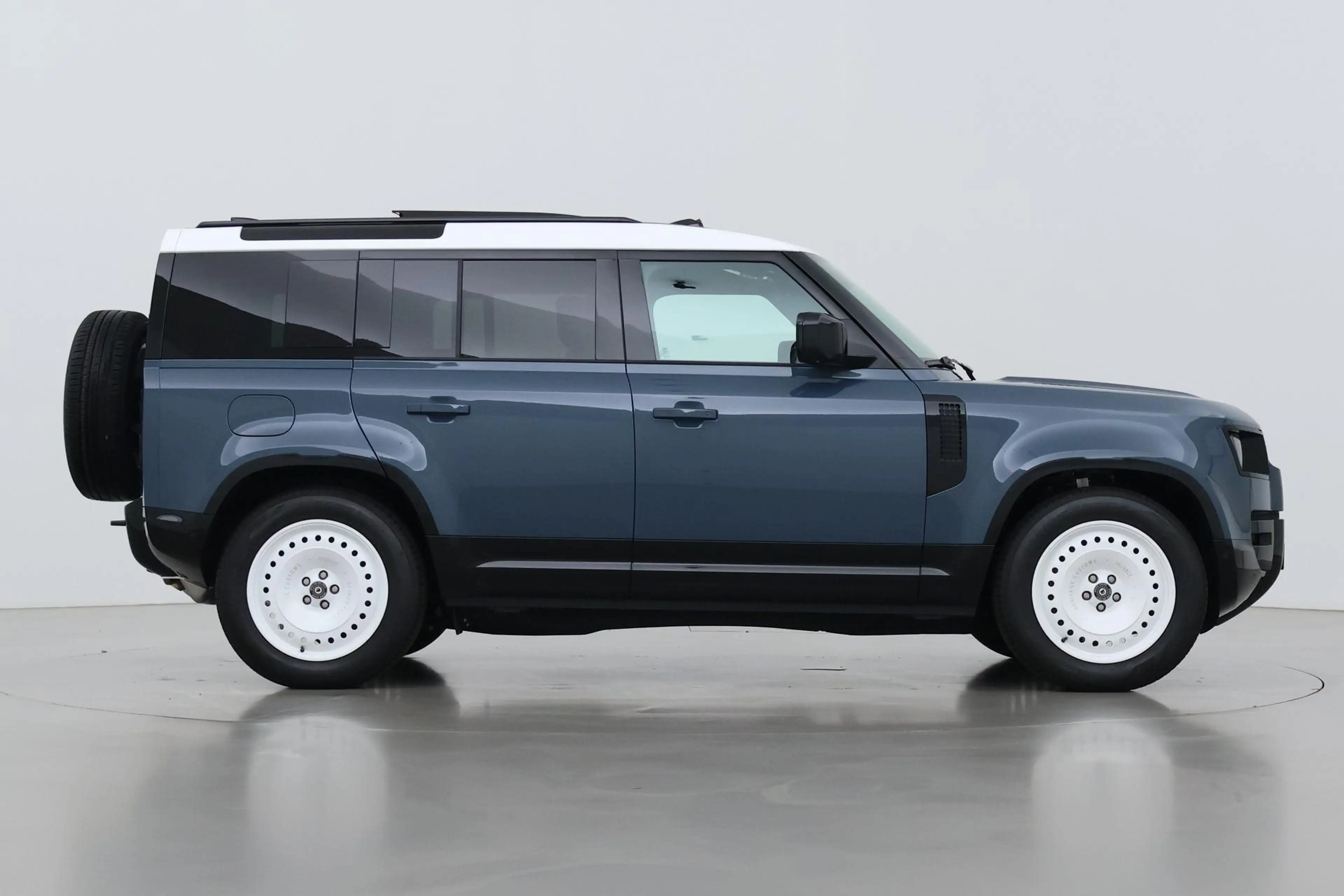 Land Rover Defender 110 P300e X-Dynamic HSE | HERITAGE Edition | Black — photo 10